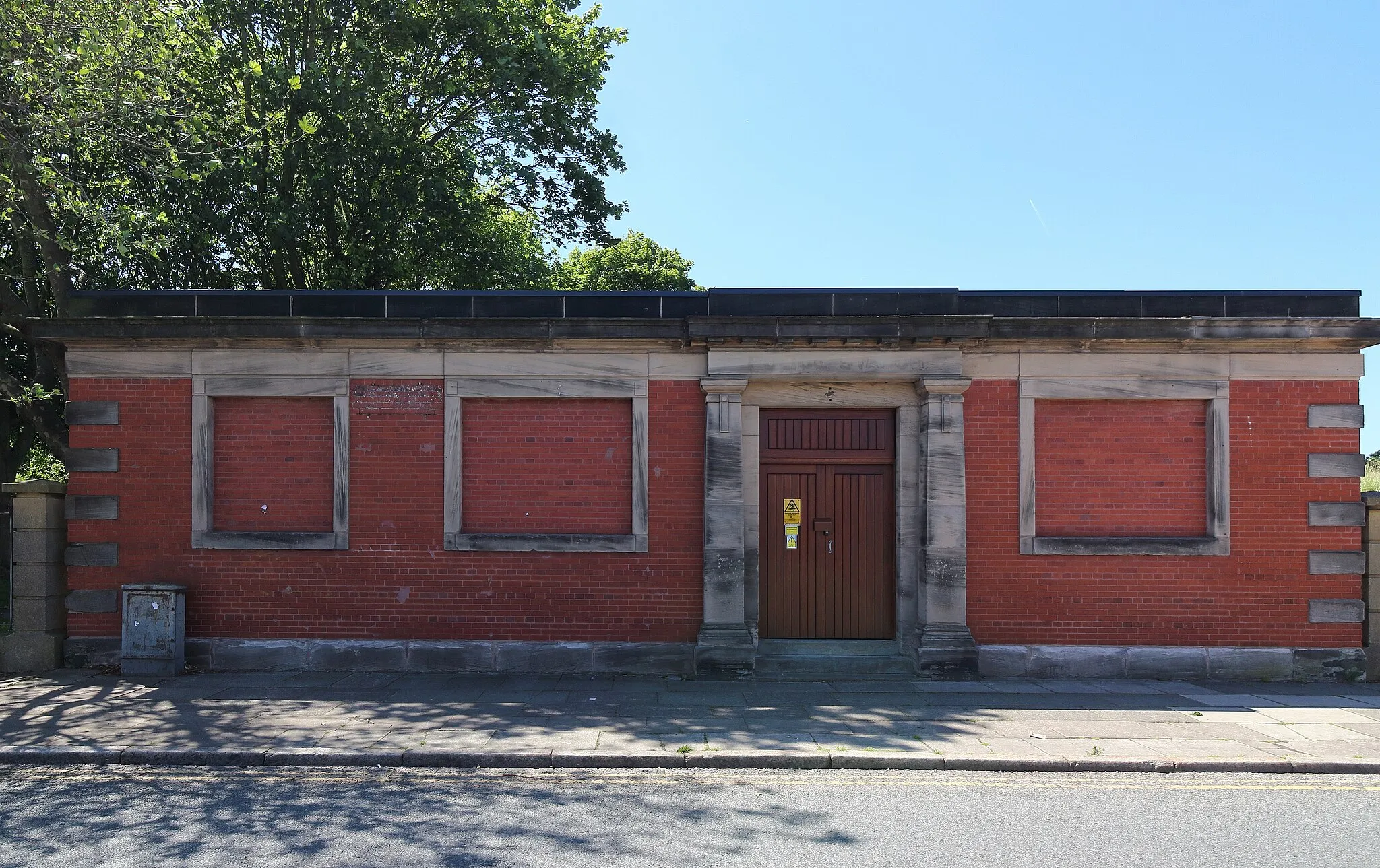 Photo showing: This substation, at the junction of Everton Road and Heyworth Street and opposite Breck Road, occupies the site of the former Everton Palace Cinema.