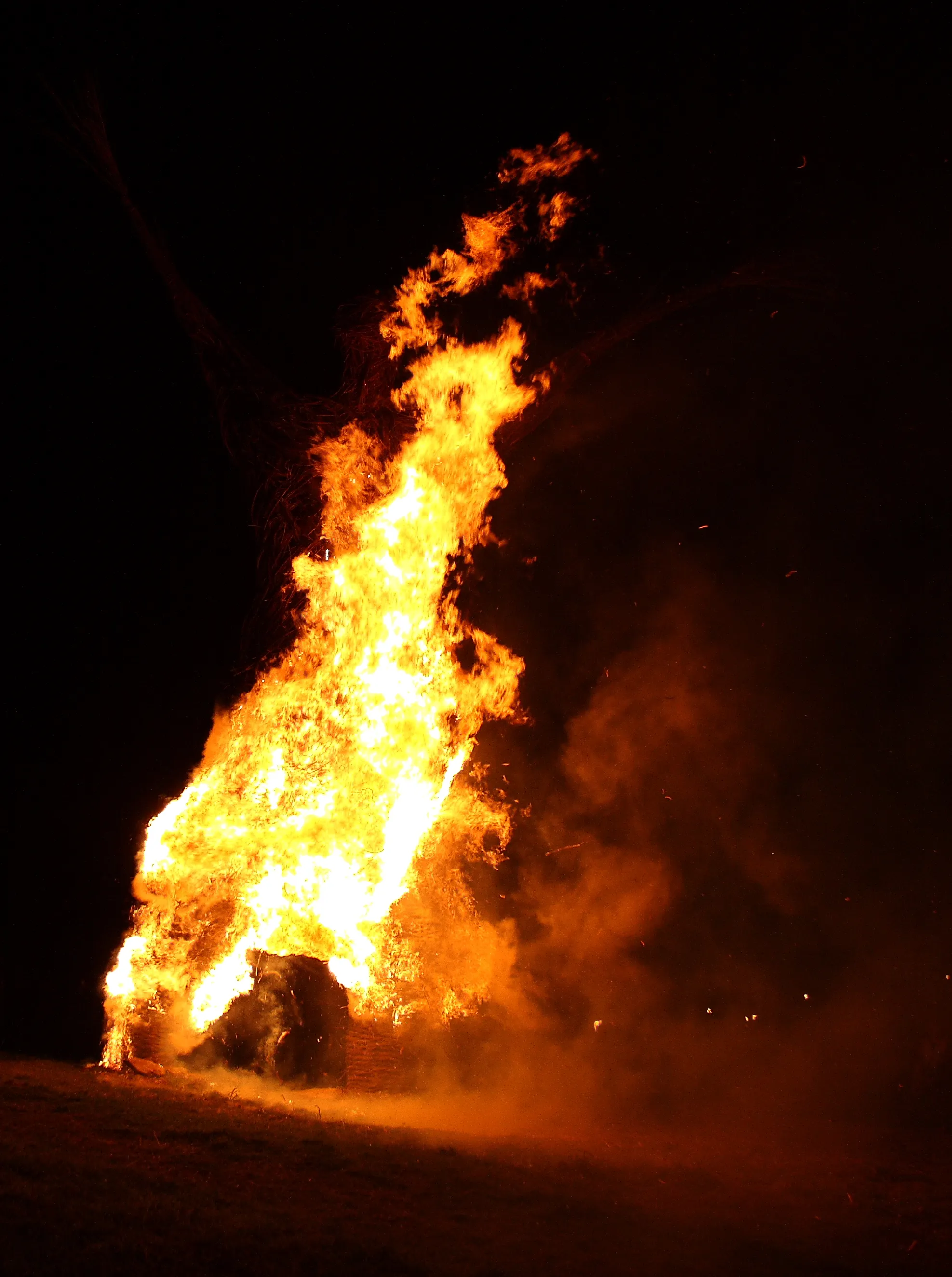 Photo showing: Wicker man on fire at the Archaeolink outdoor museum, Oyne, Aberdeenshire, Scotland.