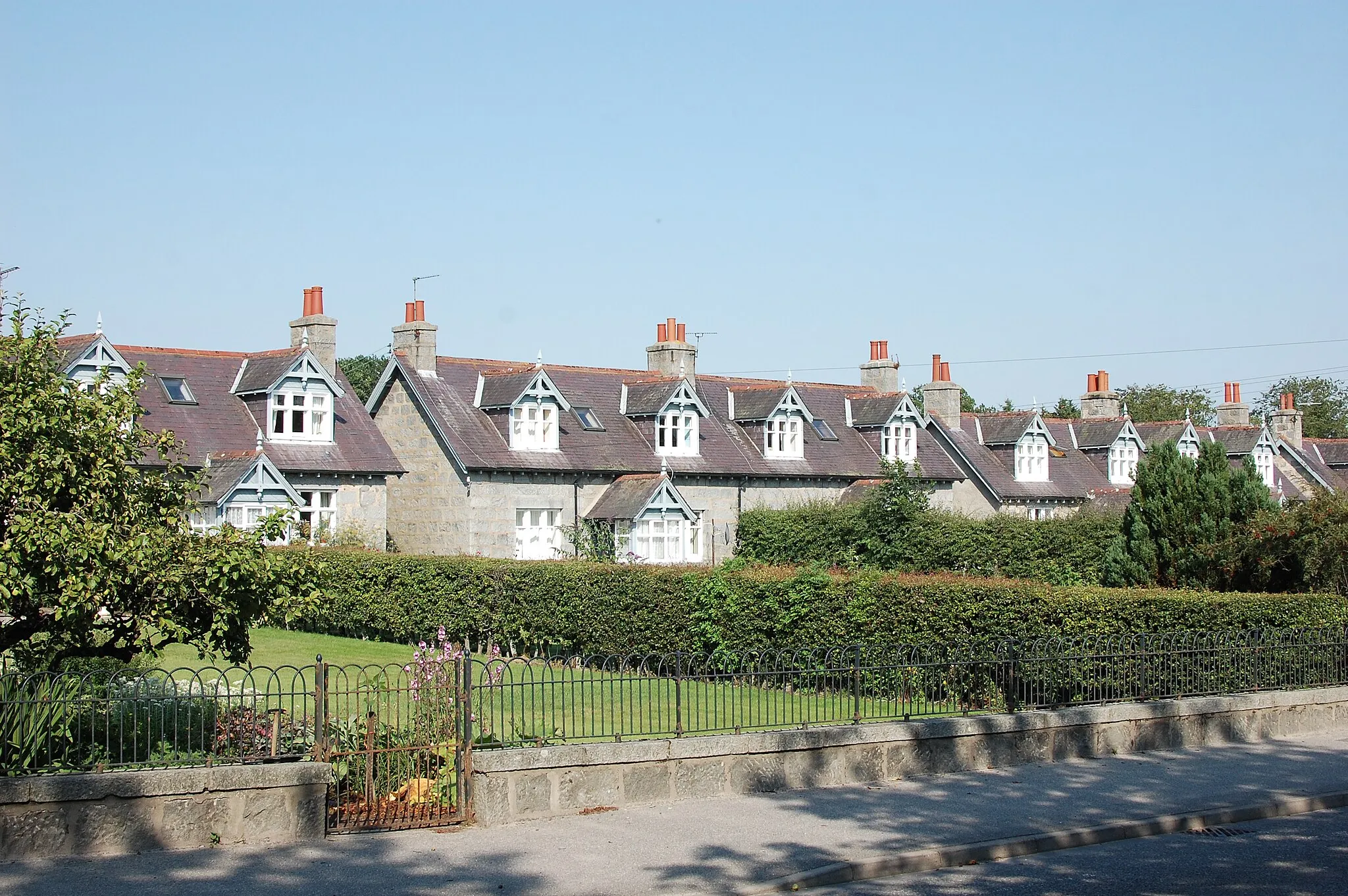 Photo showing: Estate cottages, Dunecht