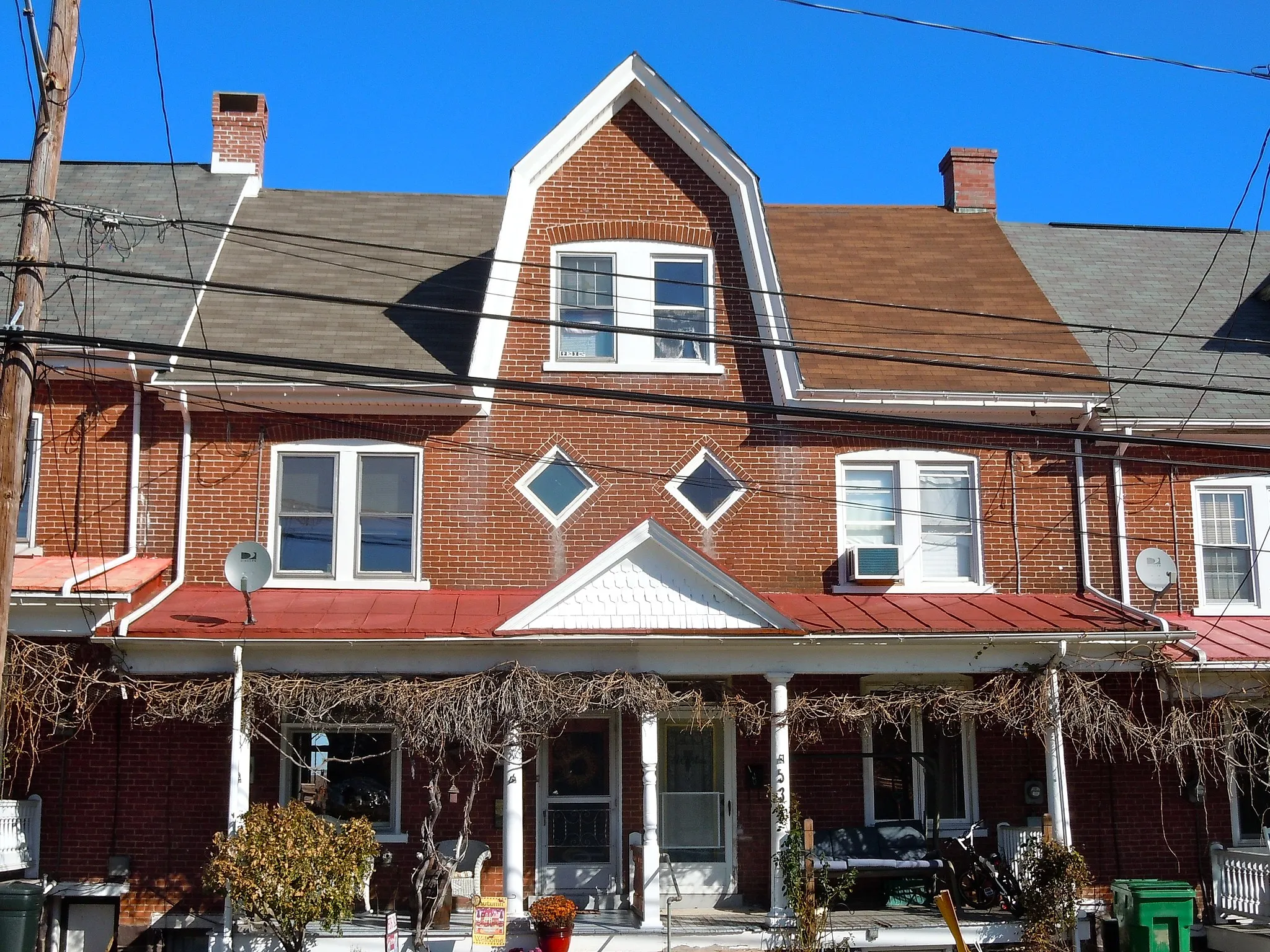 Photo showing: House in Red Hill Historic District, on the NRHP since October 31, 1985. The historic district includeds 148, 152, and 200–600 Main Street, 98–226 and 21–231 West Sixth Street, and 532–550 Adams Street, Red Hill, Montgomery County, Pennsylvania.  This house is 536 Adams, nearly identical to the other Adams Street Houses in the HD.