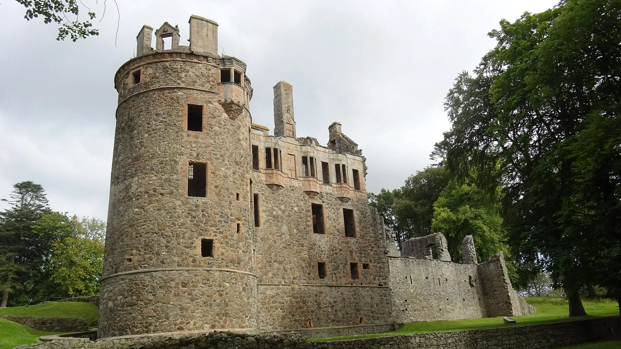 Photo showing: Huntly Castle, Aberdeenshire. 16th century section. Built by Gordon Clan.