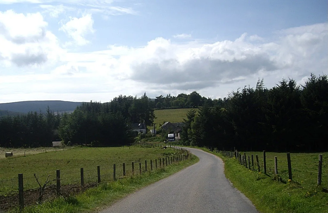 Photo showing: Approach to Brae Smithy garage
