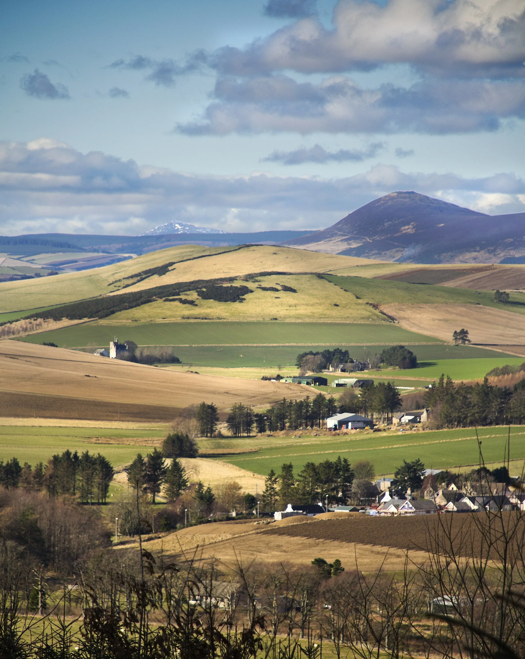 Photo showing: Tap O Noth & Leslie Castle with Ben Rines in the background. Taken from Bennachie woods above the village of Auchleven, Aberdeenshire.