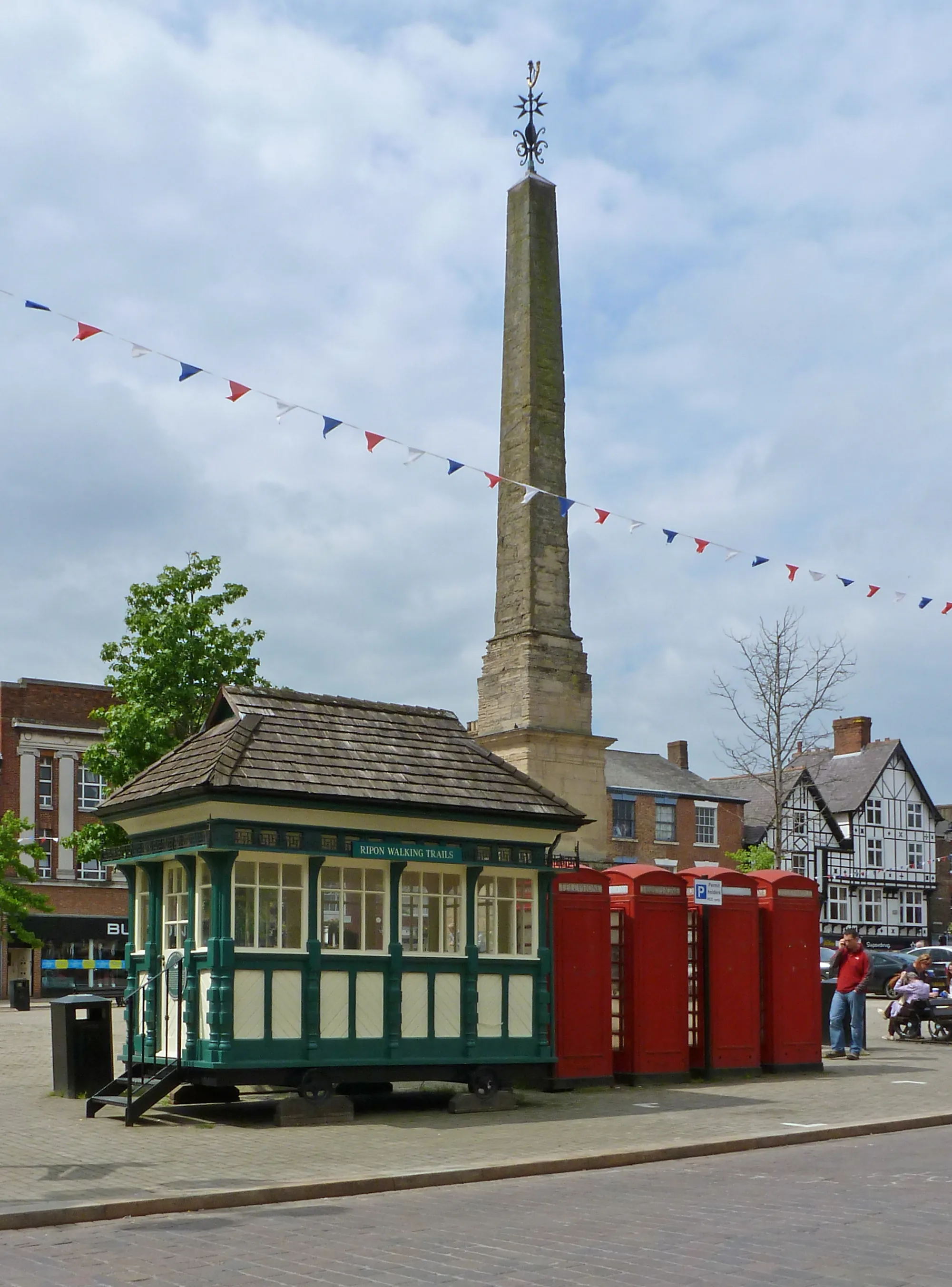 Photo showing: Obelisk, Cabmen's Shelter and Telephone Boxes, Market Place, Ripon