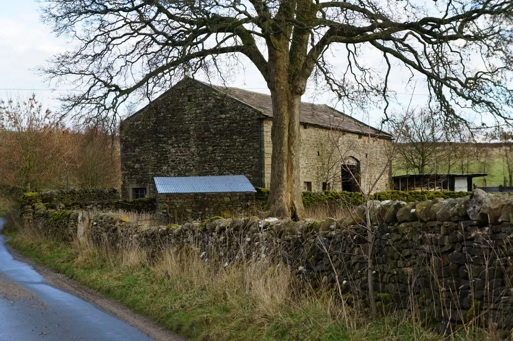 Photo showing: Barn on Hartlington Raikes (lane)