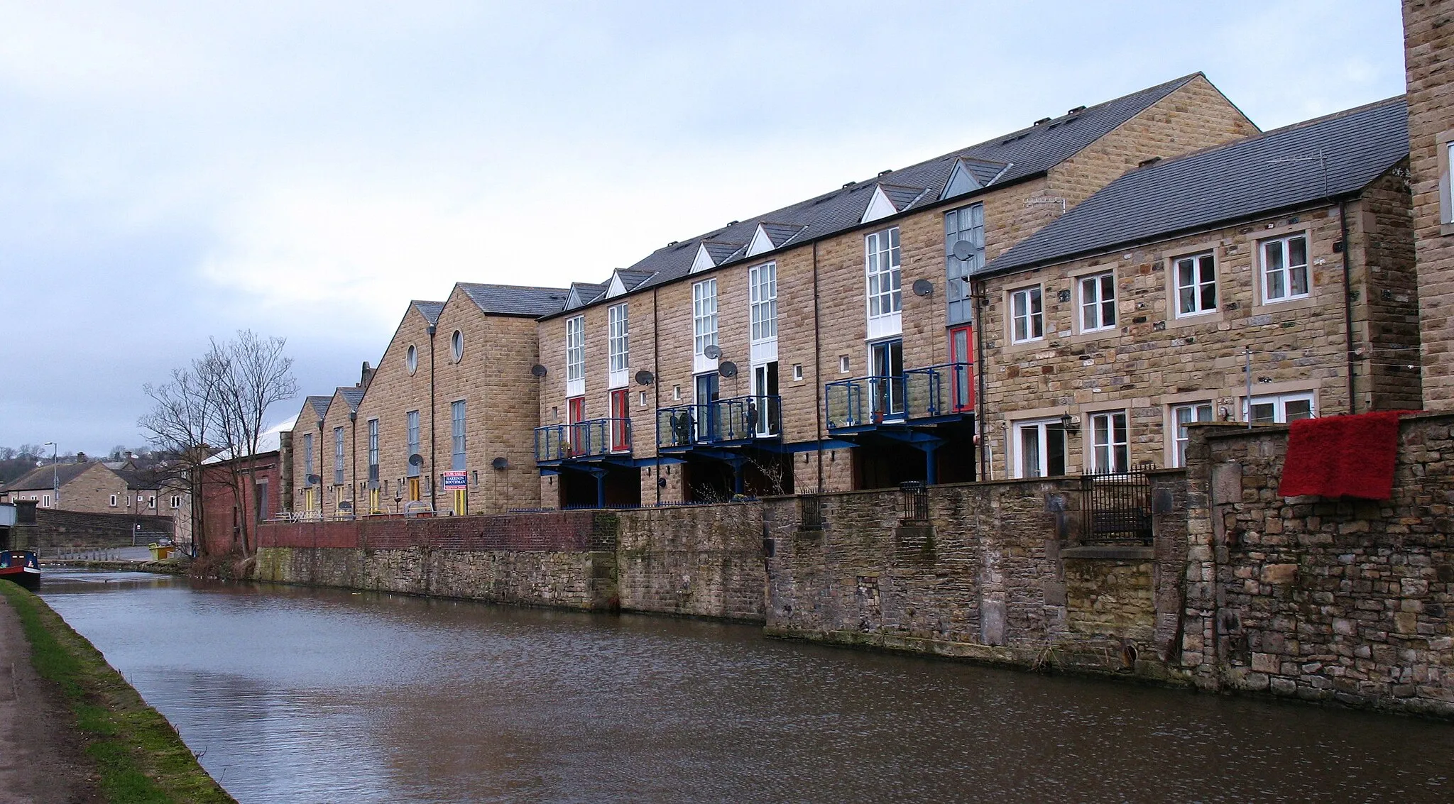 Photo showing: Canalside living