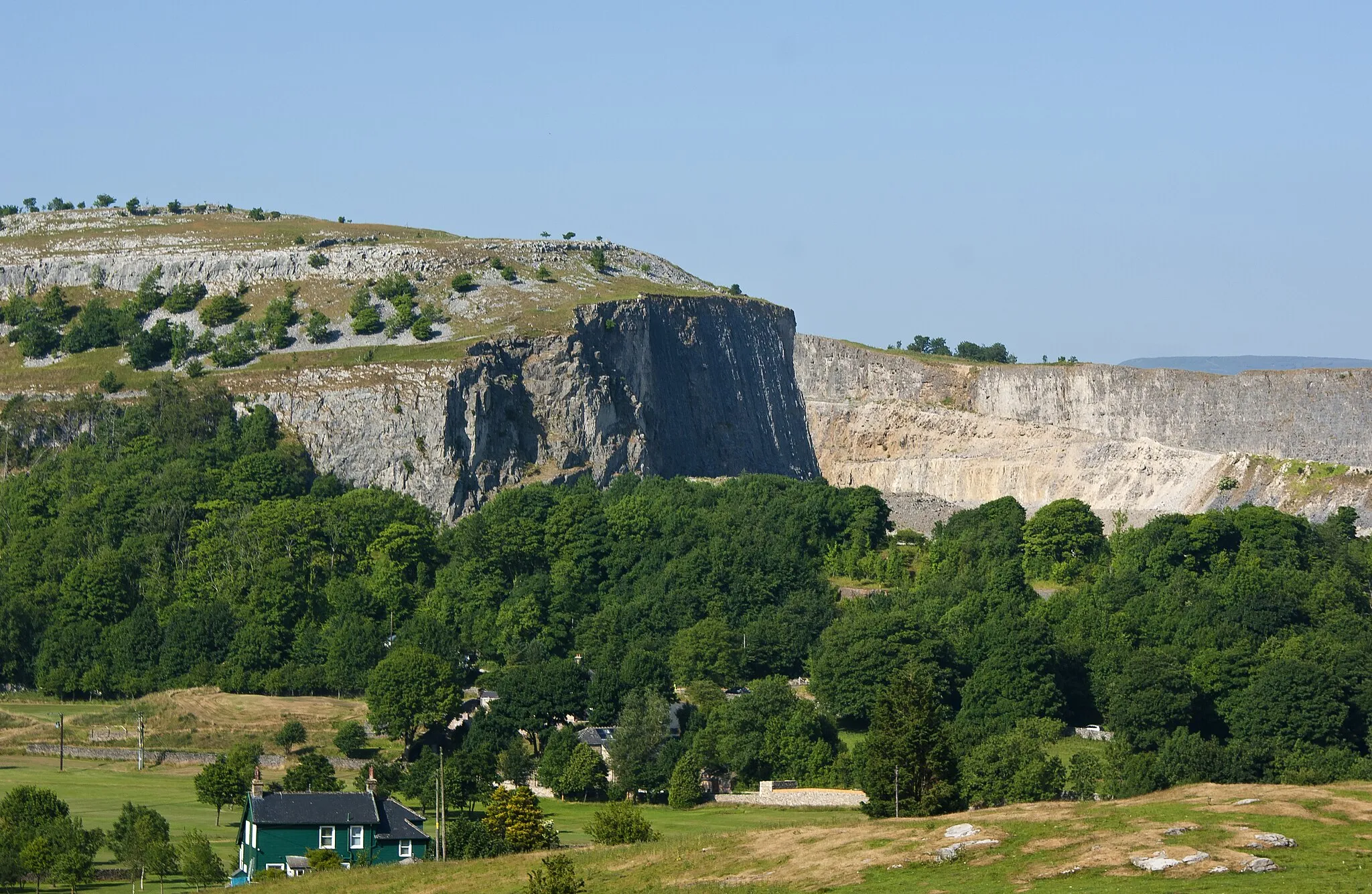Photo showing: A view of the quarry from Banks Lane