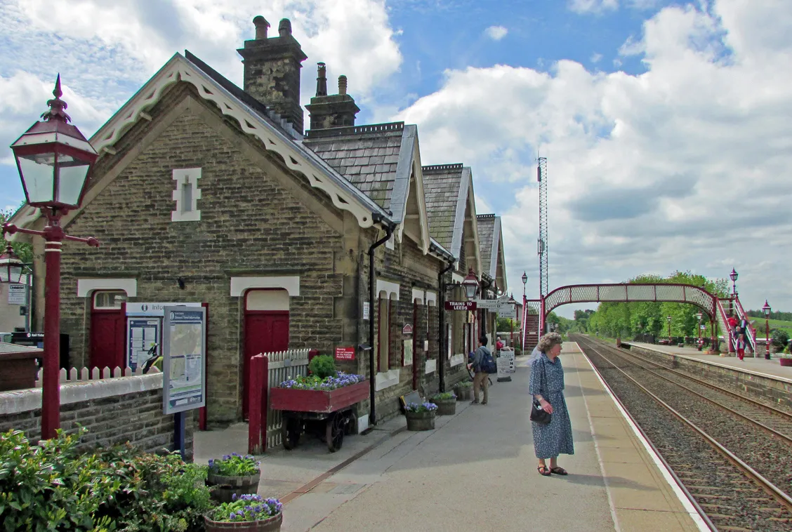 Photo showing: Settle railway station looking south showing the ex NBR footbridge