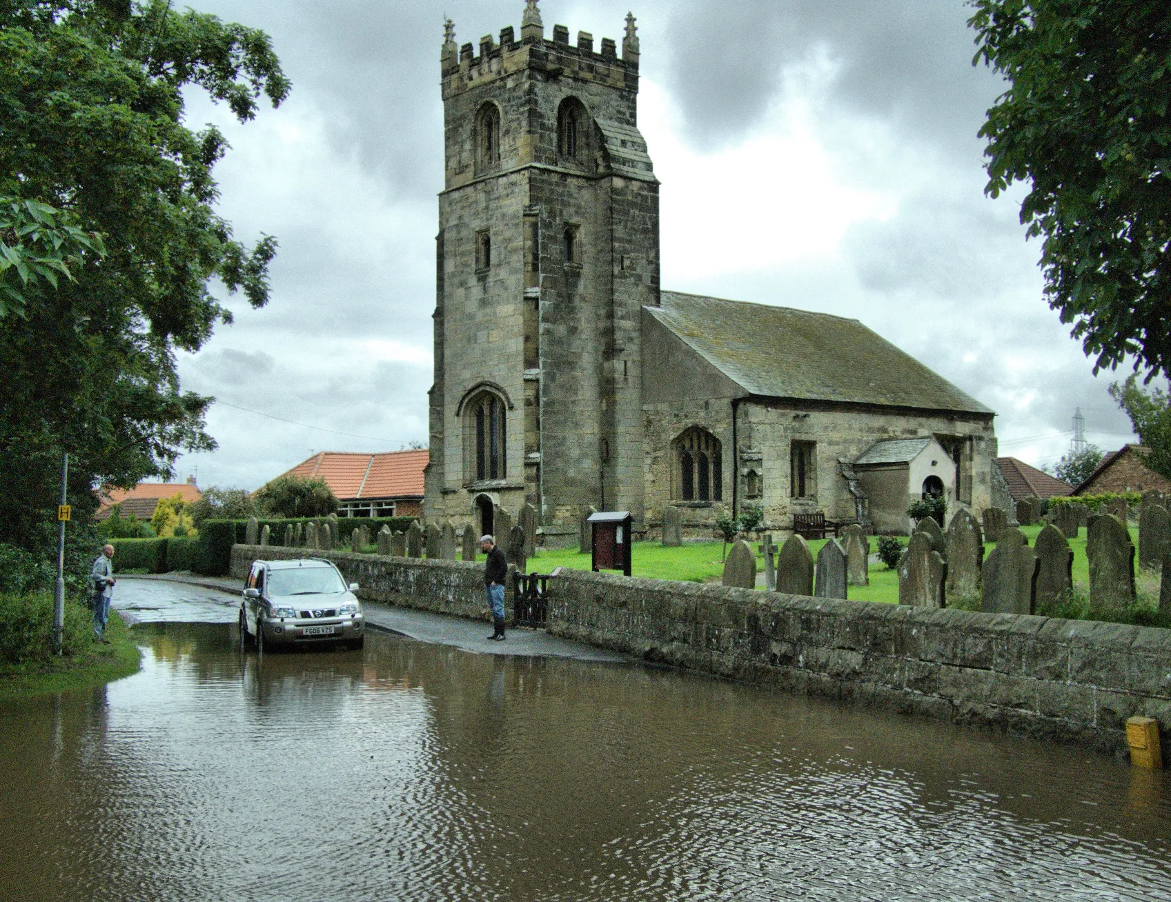 Photo showing: Flooding June 2007, Wilberfoss, East Riding of Yorkshire, England. From point near the Church to a point near to the junction with Main Street Beckside was flooded to a depth where vehicles could not get through.See 1726550