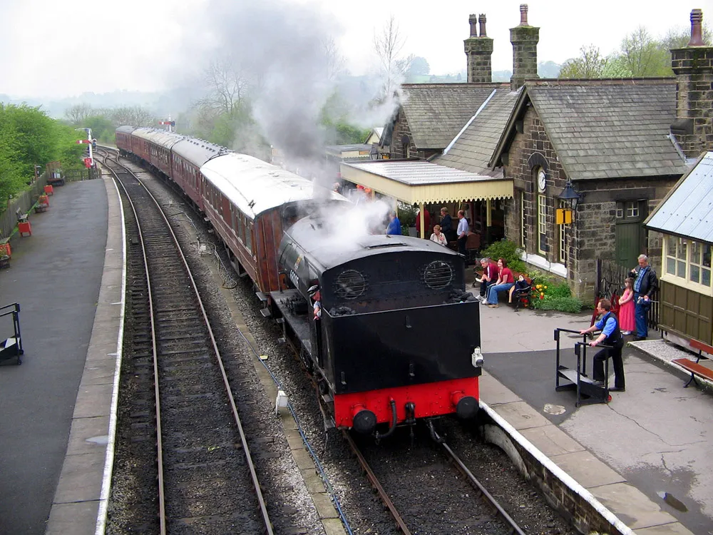Photo showing: A train pulling into en:Embsay station on the en:Embsay and Bolton Abbey Steam Railway.
en:Hunslet Austerity 0-6-0ST — Dunc