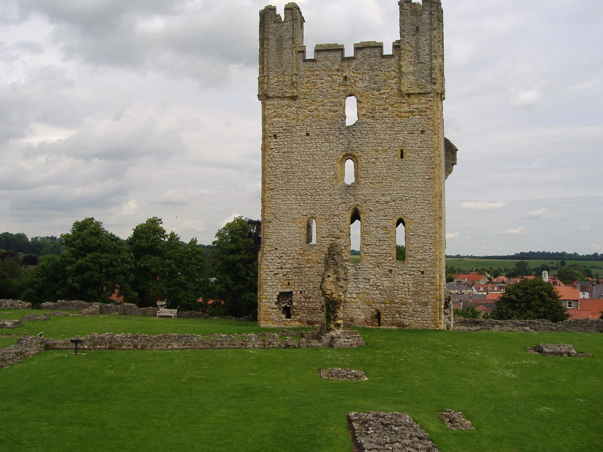Photo showing: East tower of Helmsley Castle