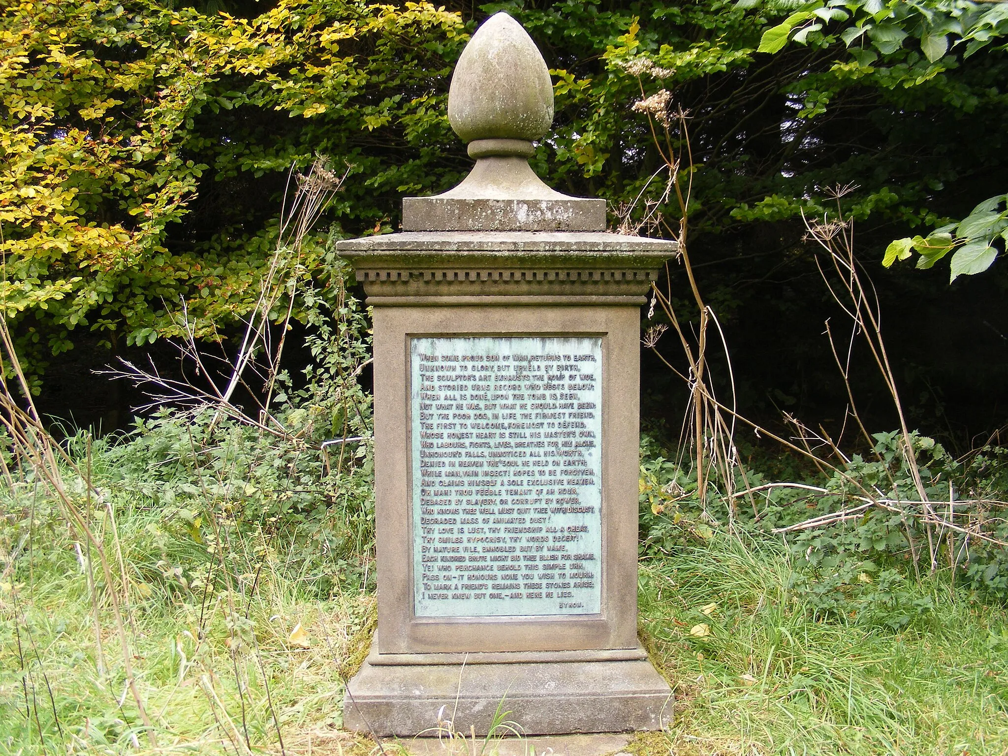 Photo showing: Monument erected in memorial to the Sykes family's pets.  Located in the grounds of Sledmere House, Sledmere, East Riding of Yorkshire, England.