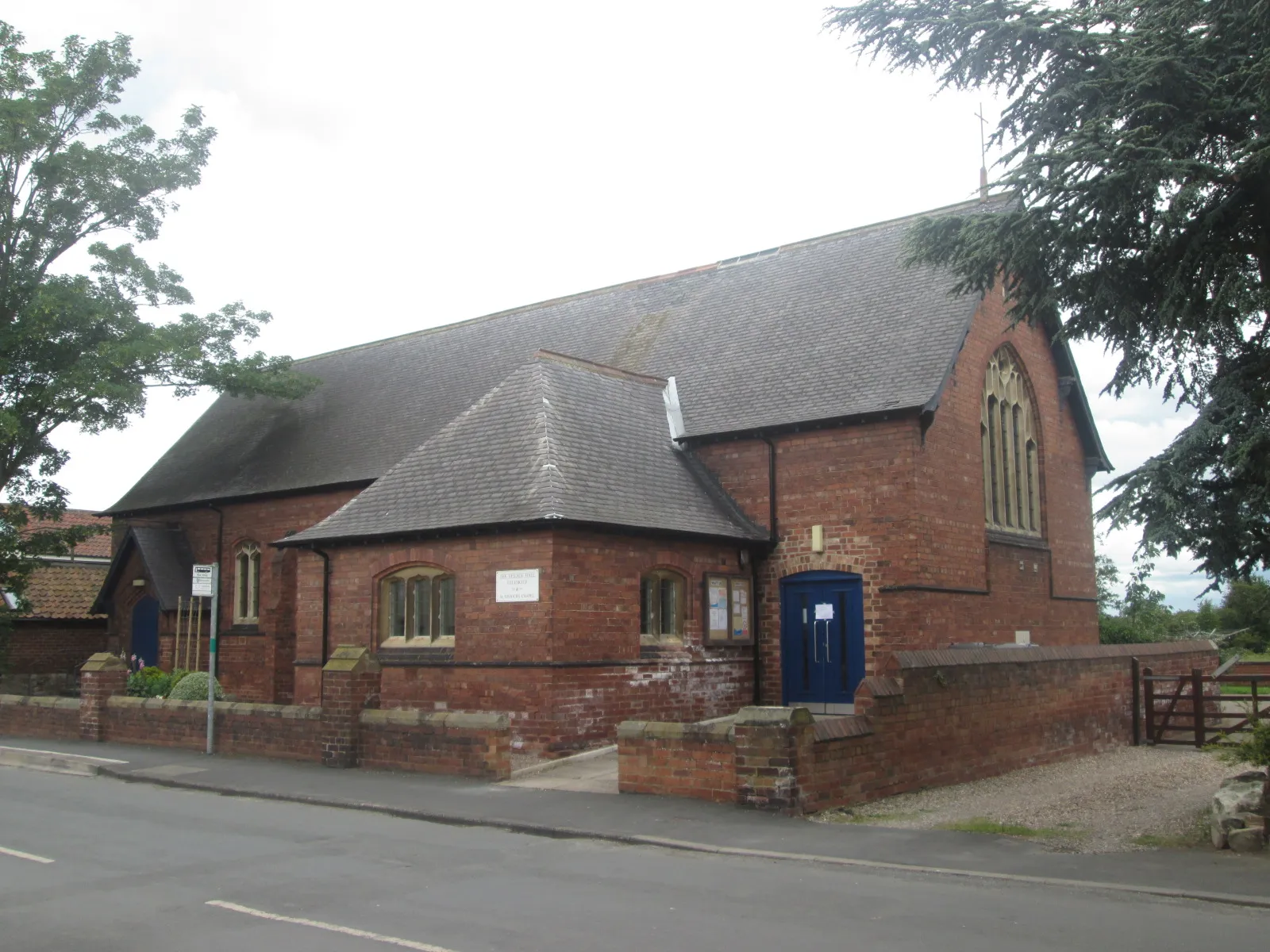 Photo showing: Village Hall and St Saviour's Chapel, Ulleskelf