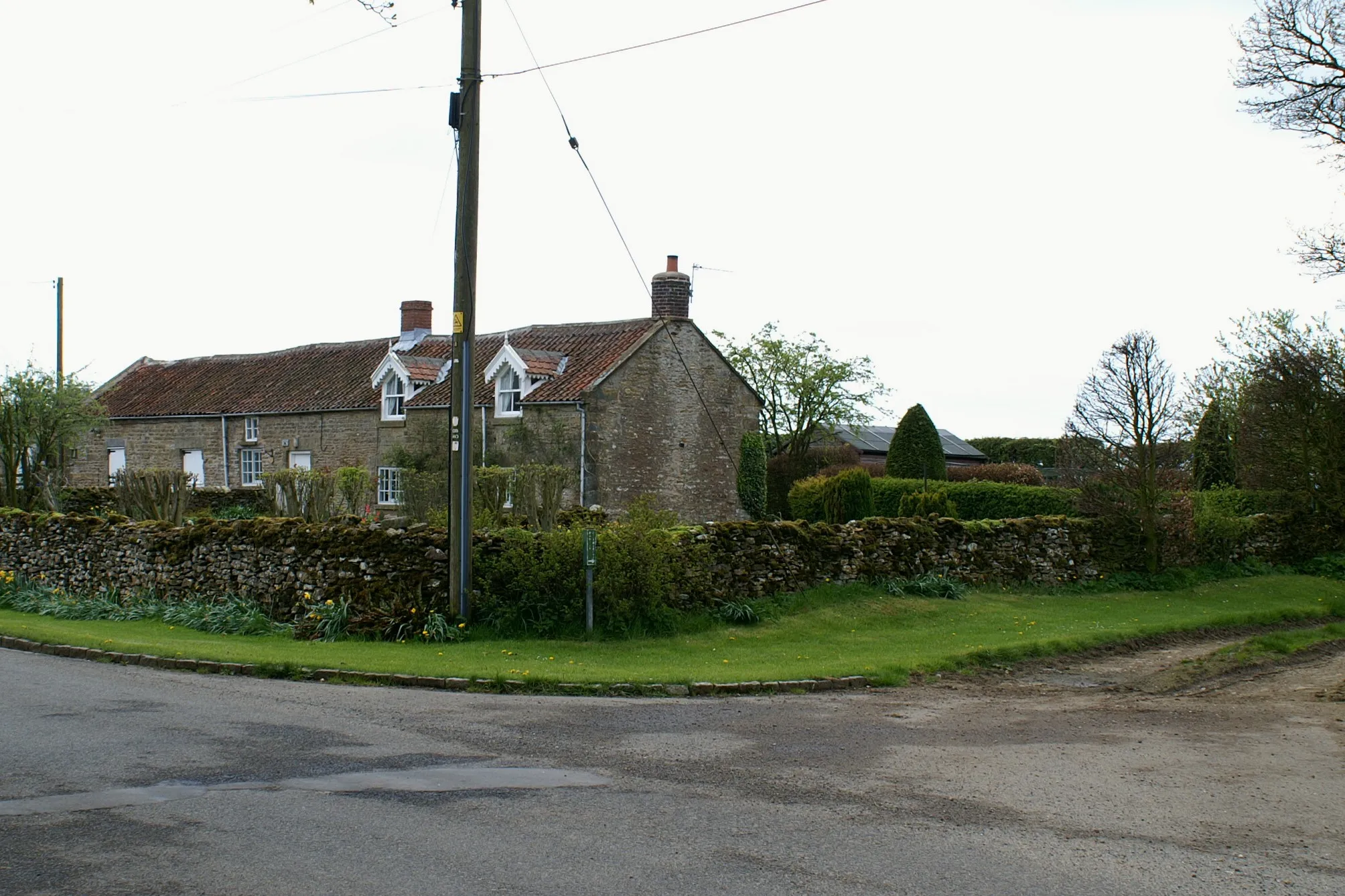 Photo showing: Pond Cottage, Silpho