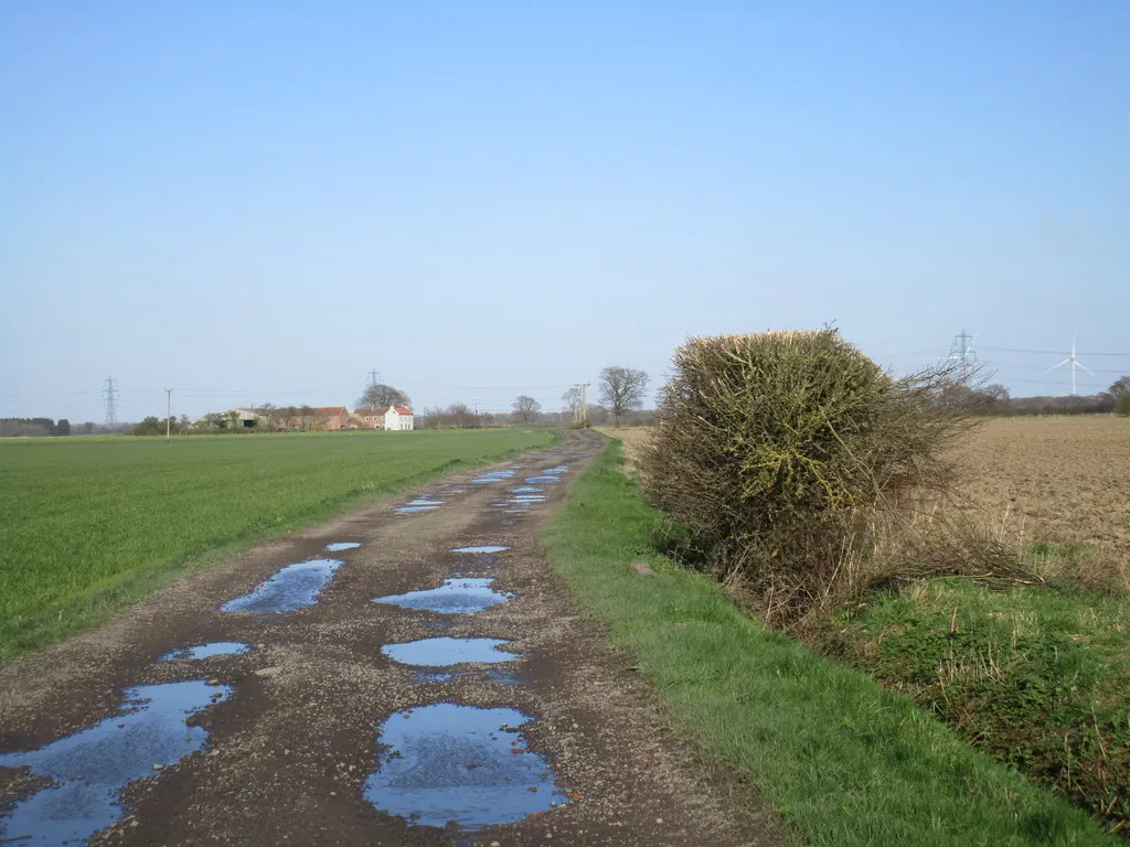 Photo showing: Access to Intake Farm, Wressle, East Riding of Yorkshire, England. Doubles as a footpath to Breighton.