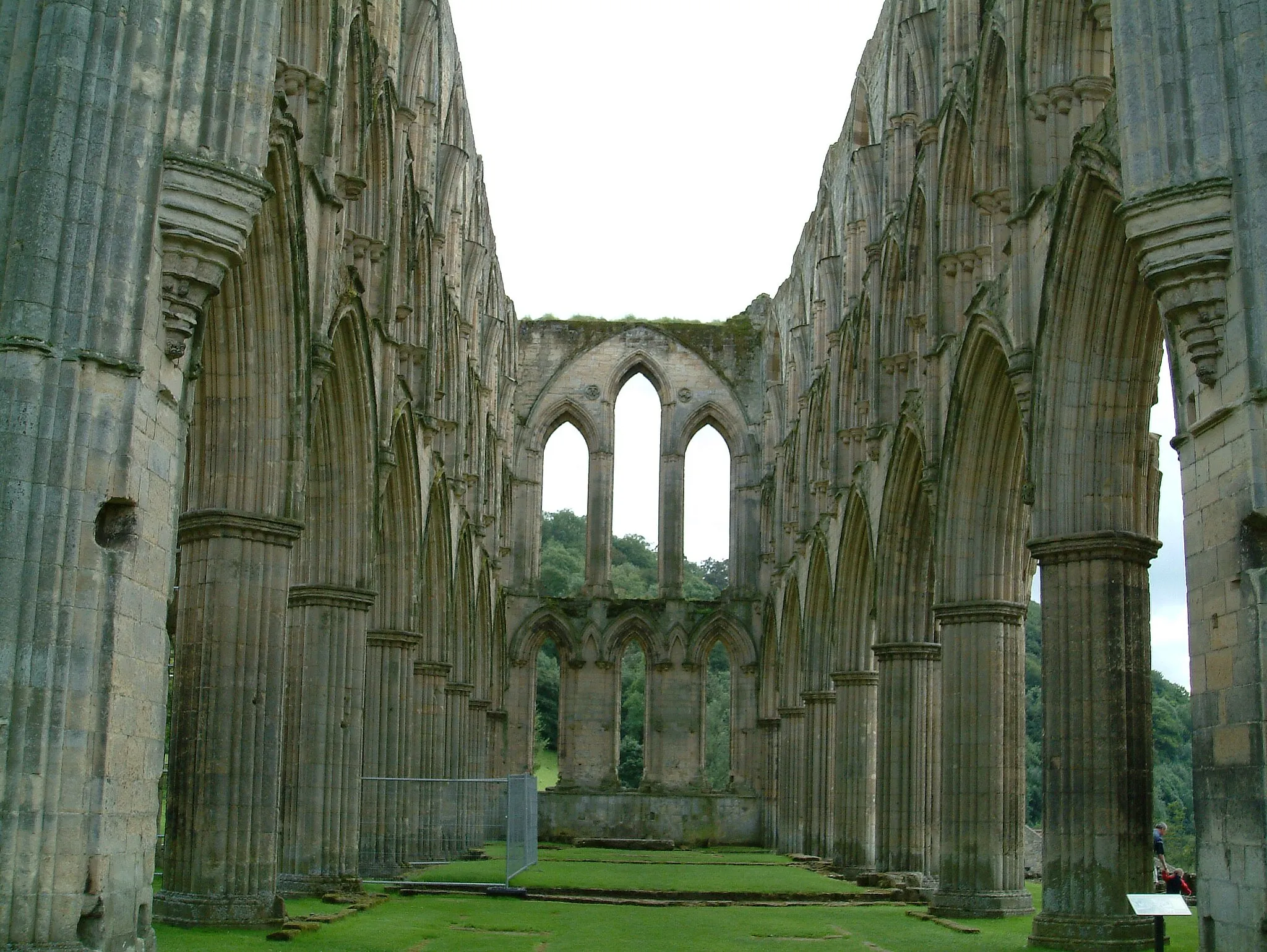 Photo showing: Ruins of the Abbey Church, Rievaulx Abbey, Laskill, North Yorkshire. Taken by Flaxton