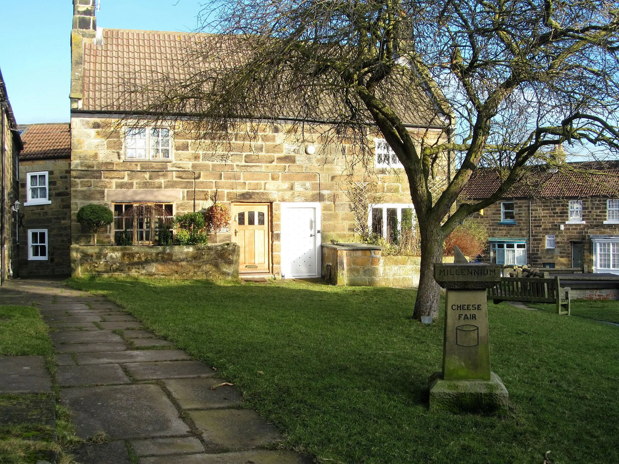 Photo showing: Millennium sundial in Castleton