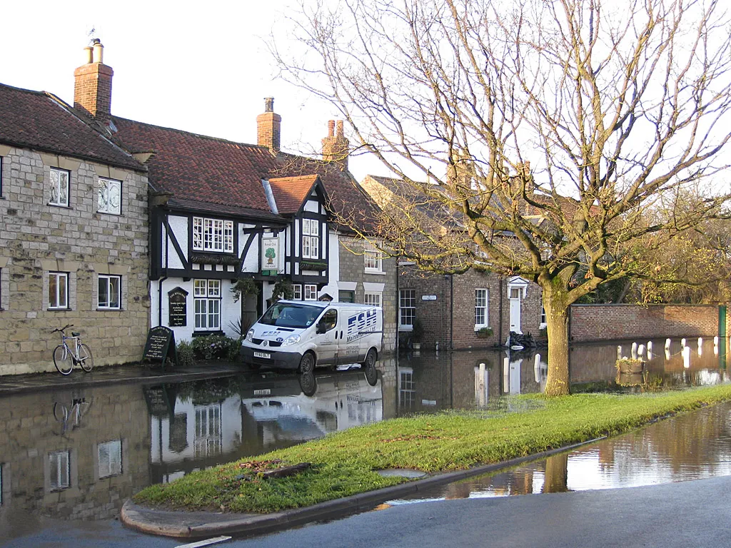 Photo showing: Floodwater up to the doorstep of the Royal Oak