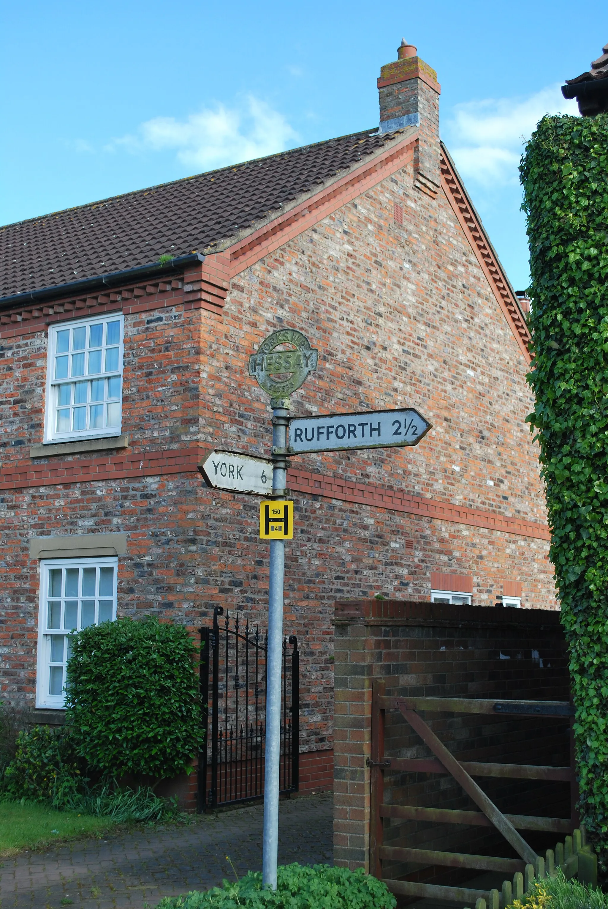 Photo showing: Signpost at the junction of Main Street, Shirbutt Lane & New Road, Hessay