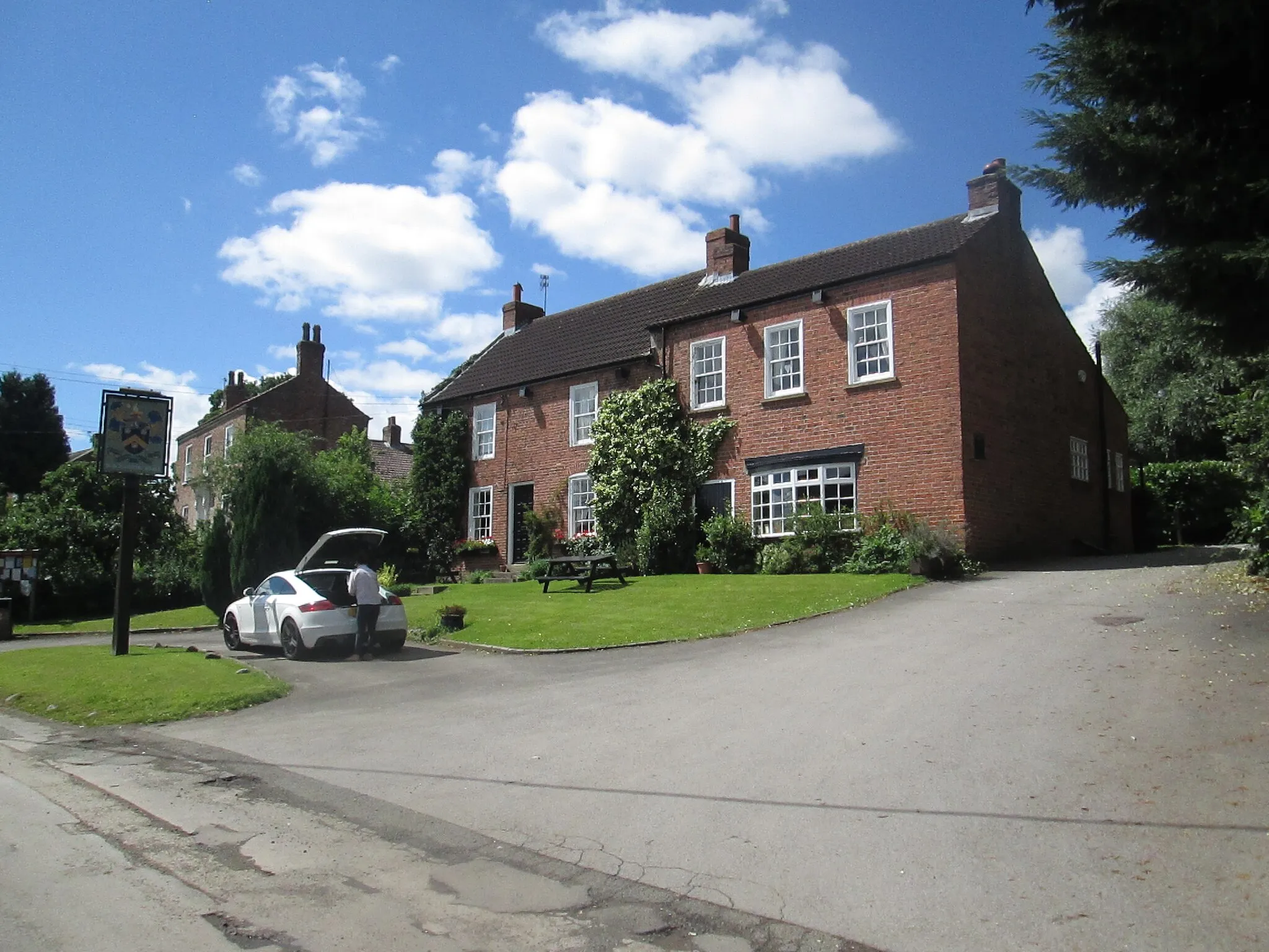 Photo showing: Blacksmiths  Arms  Farlington