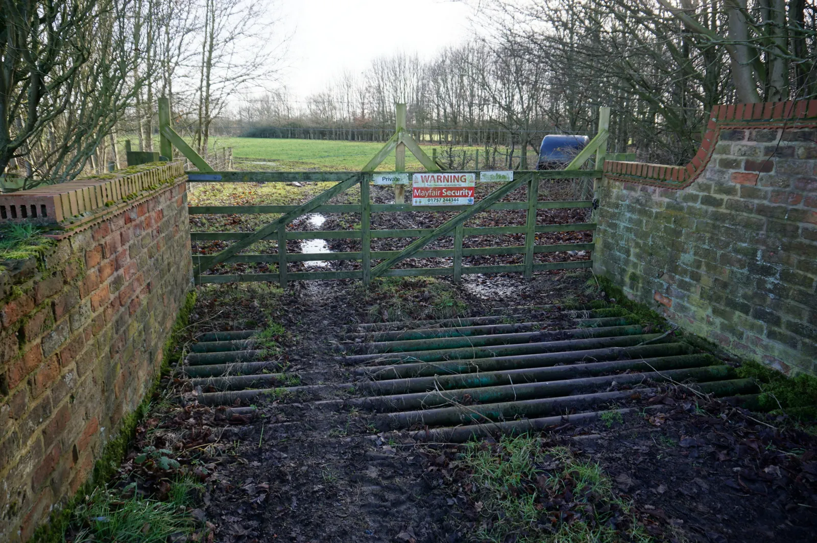 Photo showing: Farm track leading from Willow Grove, Earswick