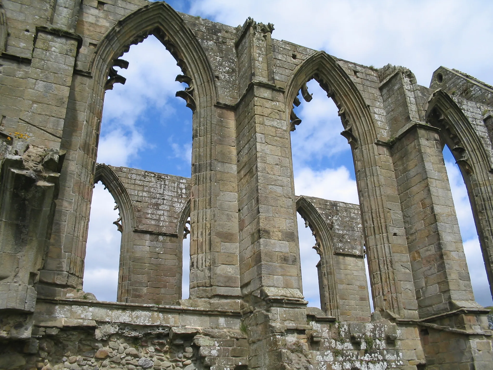 Photo showing: Part of the ruins at Bolton Abbey.