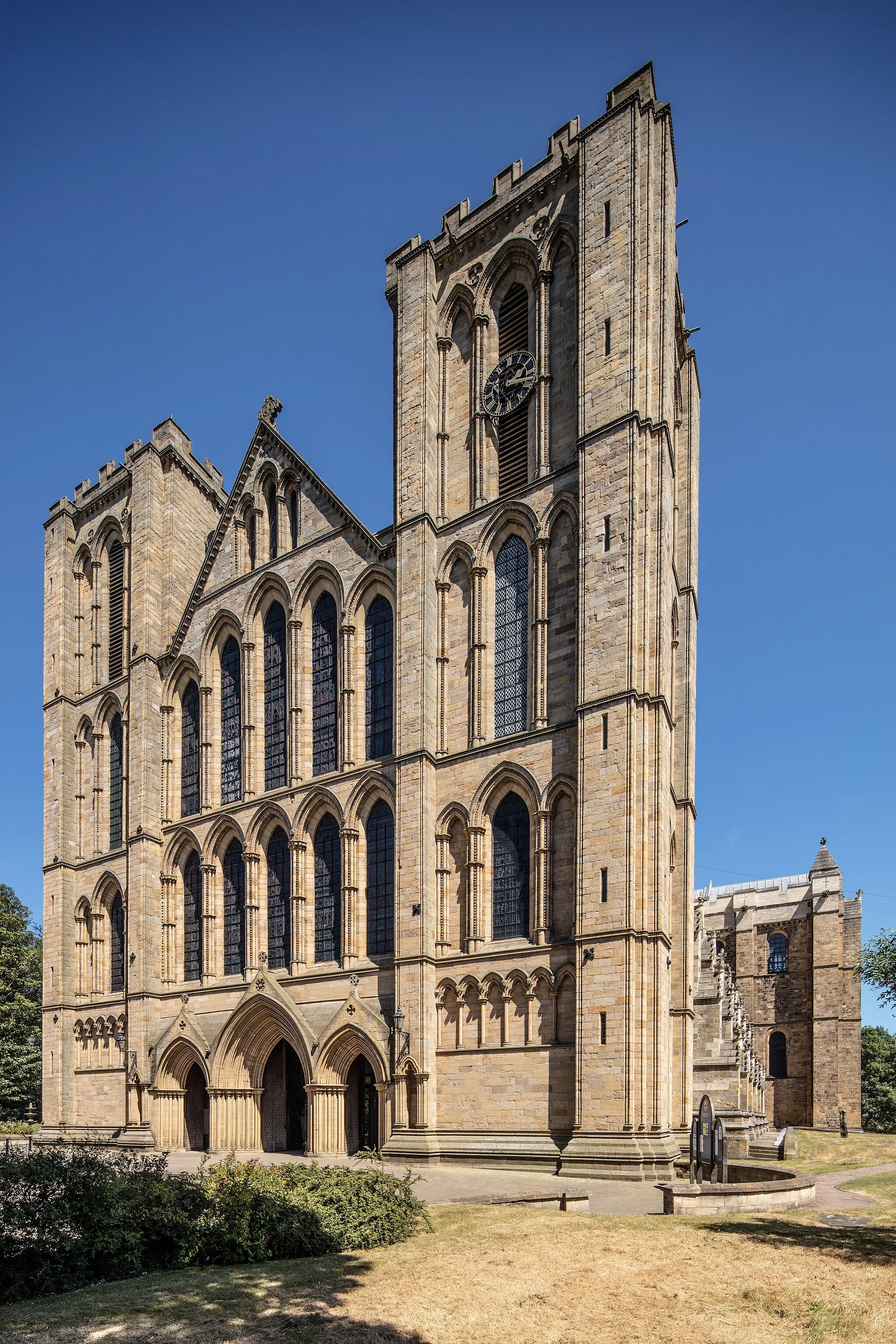 Photo showing: Here is a photograph taken from outside Ripon Cathedral.  Located in Ripon, Yorkshire, England, UK.