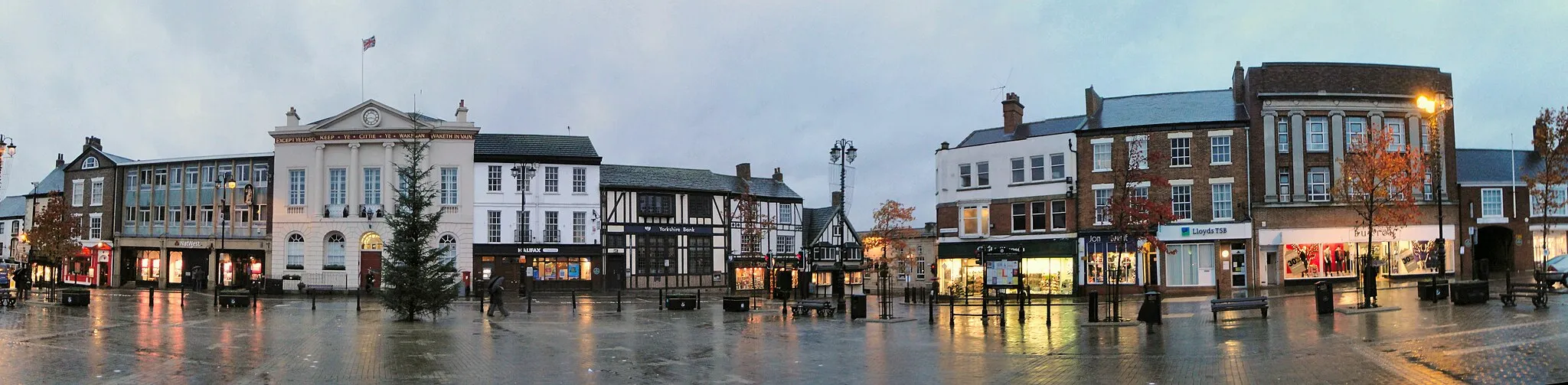 Photo showing: The Market of Ripon as seen from the central obelisk (180° panorama)