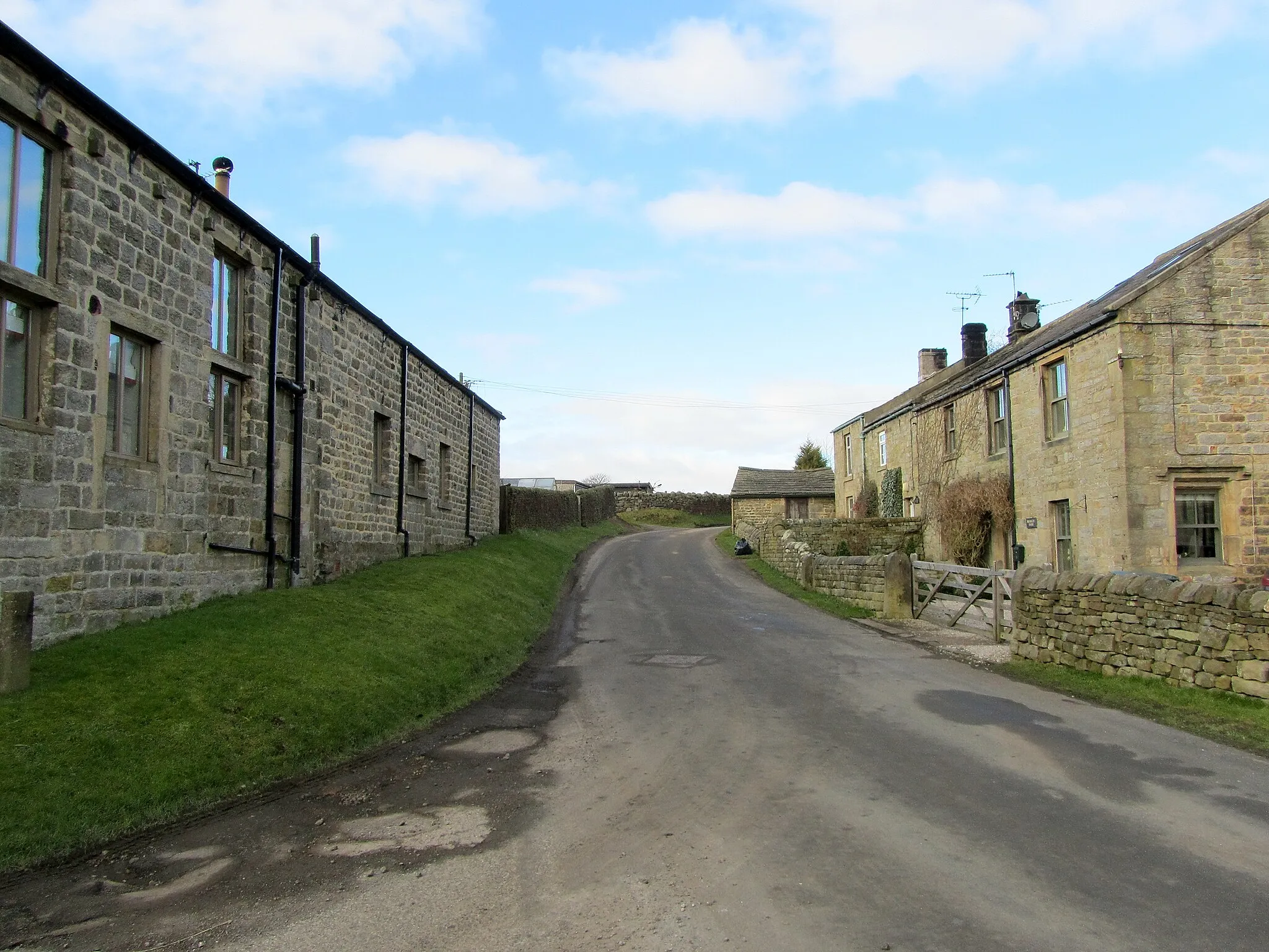 Photo showing: Cottages in Timble