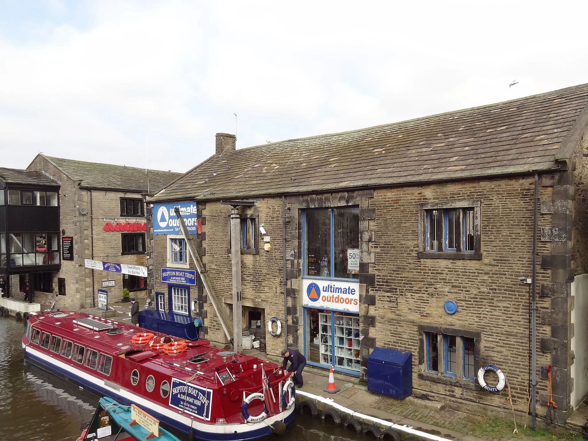 Photo showing: The Dales Outdoor Centre. Pennine Boats Office.