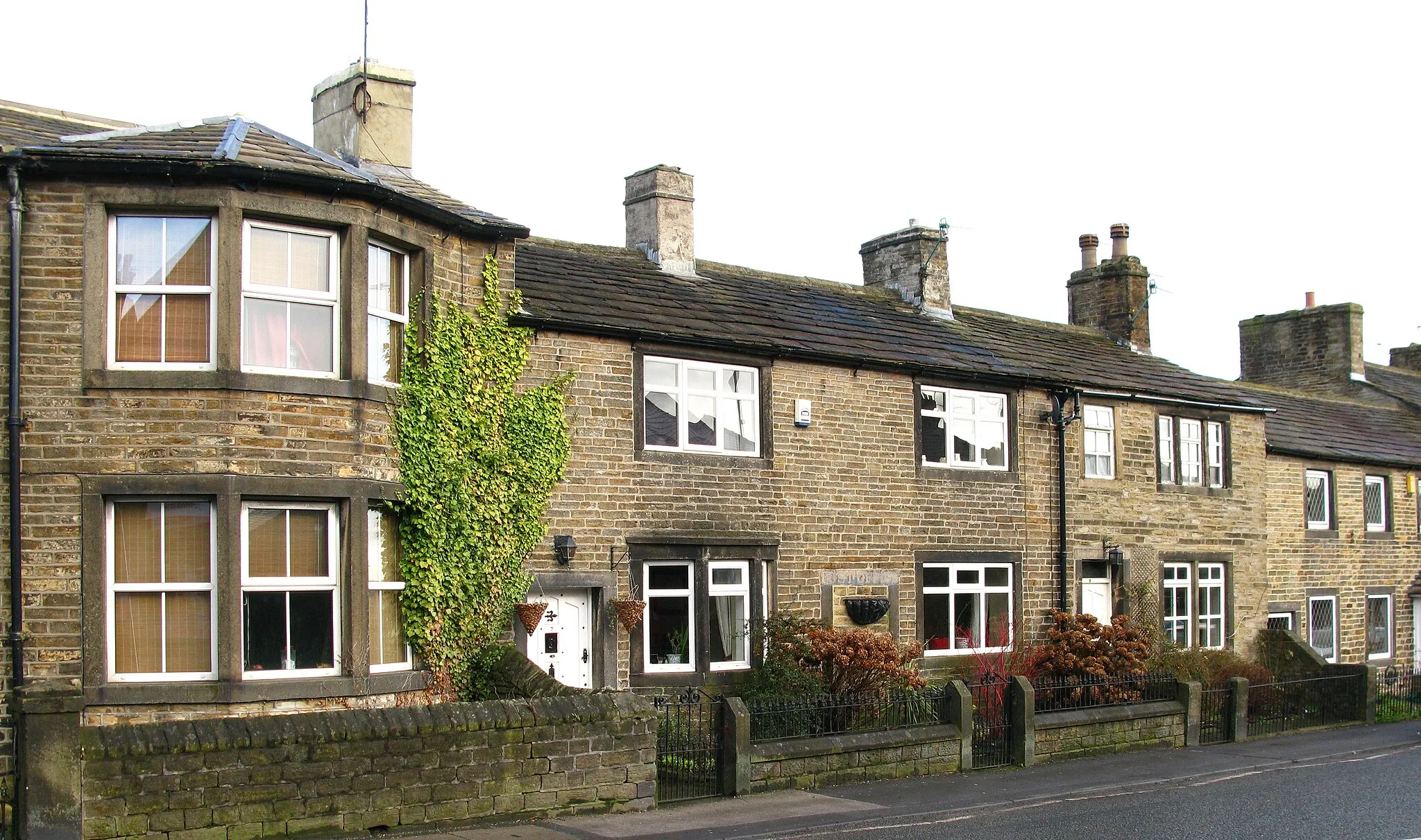 Photo showing: Old Post Office, Cross Hills "Post Office" is still visible on the lintel above the blocked doorway.