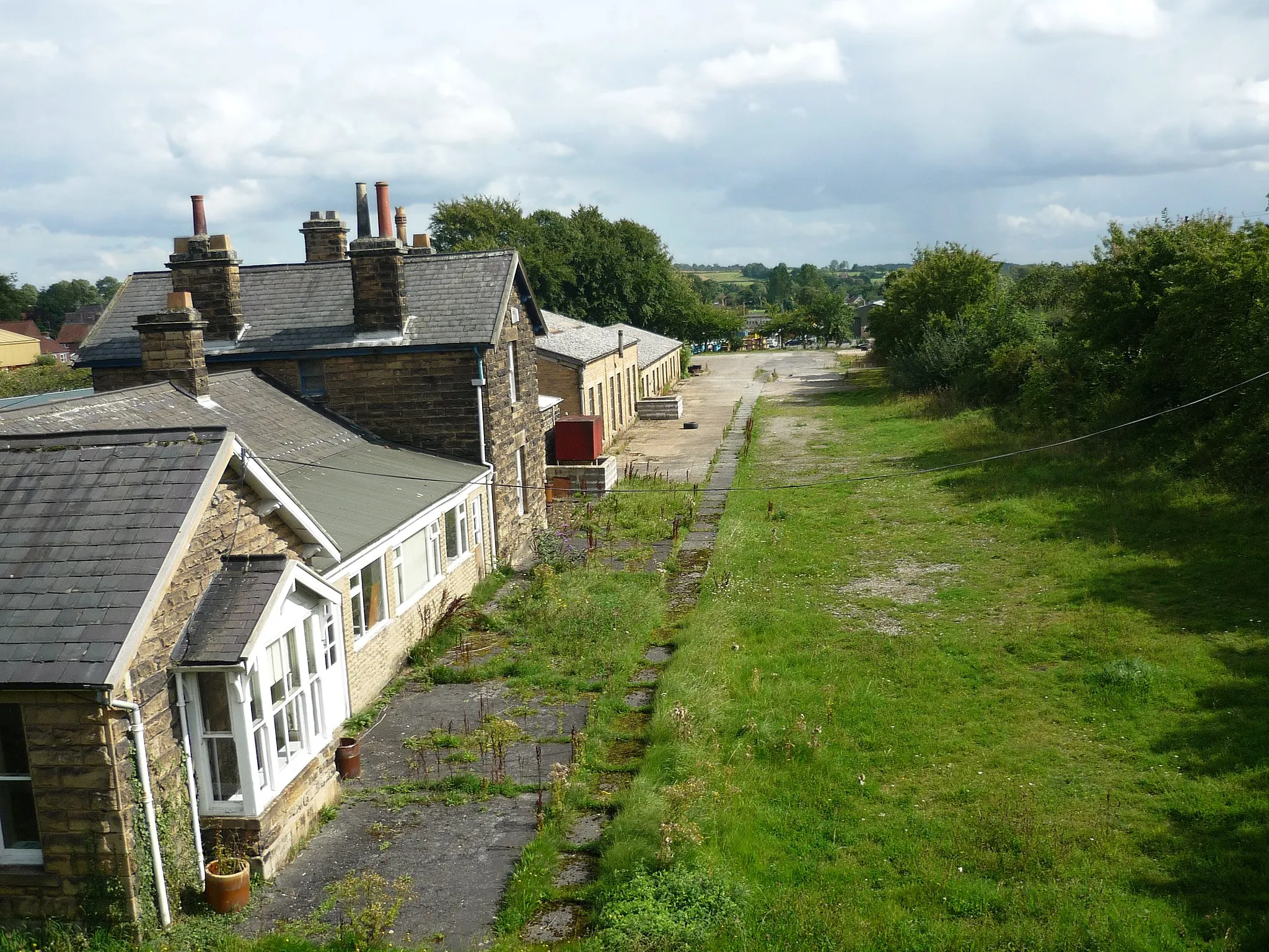 Photo showing: This is the former 'Kirbymoorside' station. The town's actual name is Kirkbymoorside.
The railway line (known as the "Gilling & Pickering") was closed down (and all track lifted) in 1964.