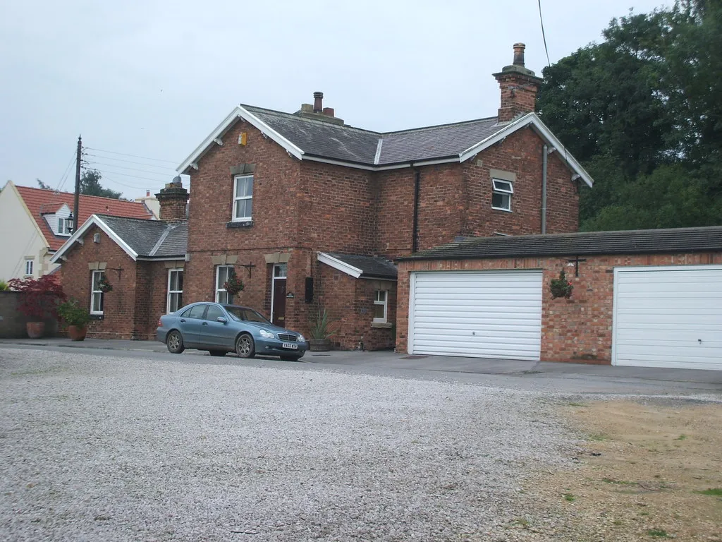 Photo showing: Tanfield railway station (site), Yorkshire Opened in 1875 by the North Eastern Railway on the short Melmerby-Masham branch (off the Leeds-Harrogate-Northallerton line), this station closed to passengers in 1931, long before Dr. Beeching. It continued for goods until 1963. Forecourt.