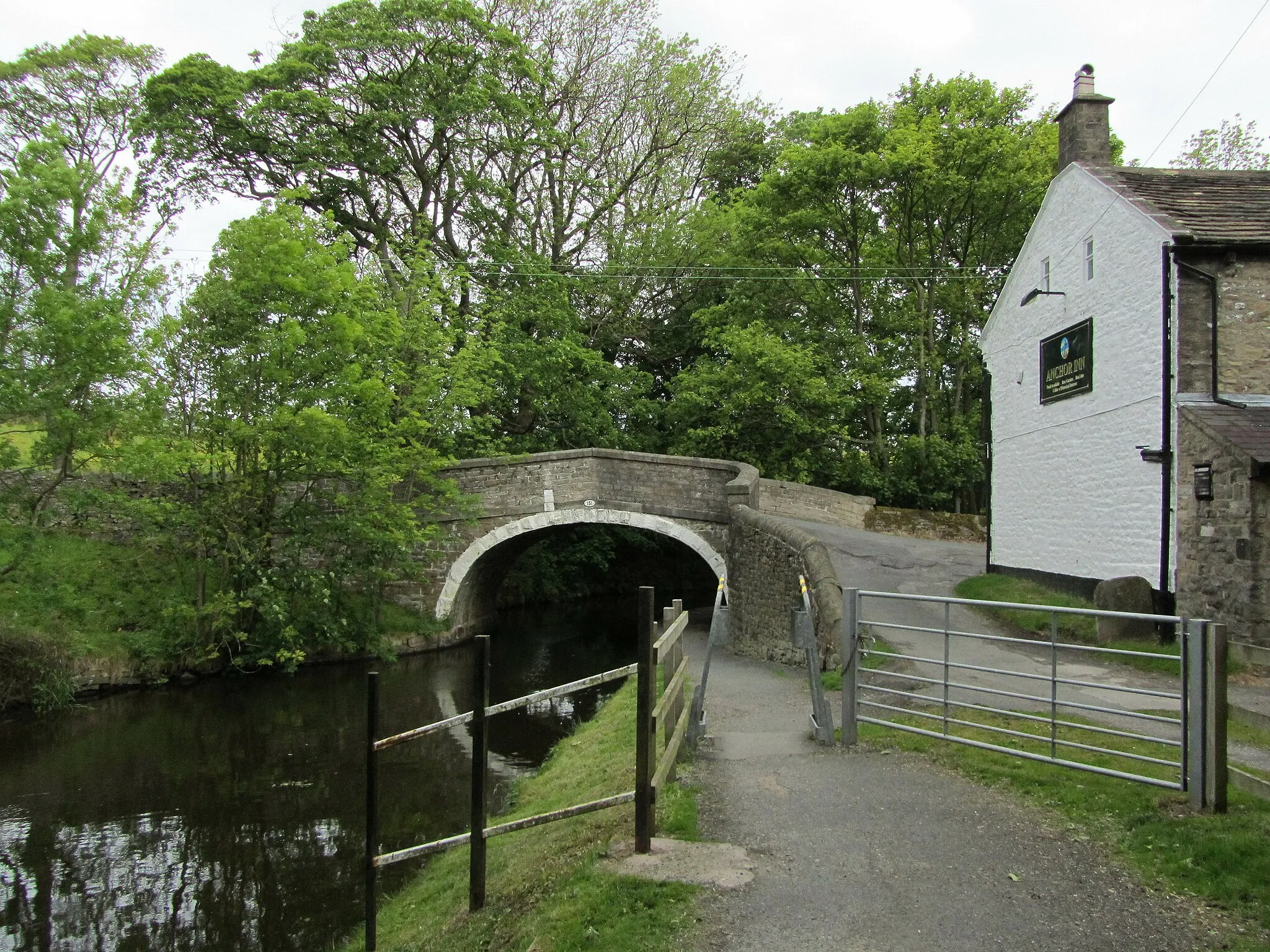 Photo showing: Anchor Inn beside Salterforth Bridge