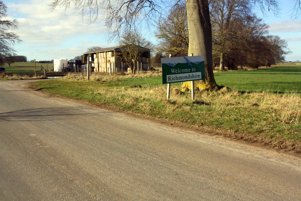 Photo showing: Barn and boundary sign in Hornby Park