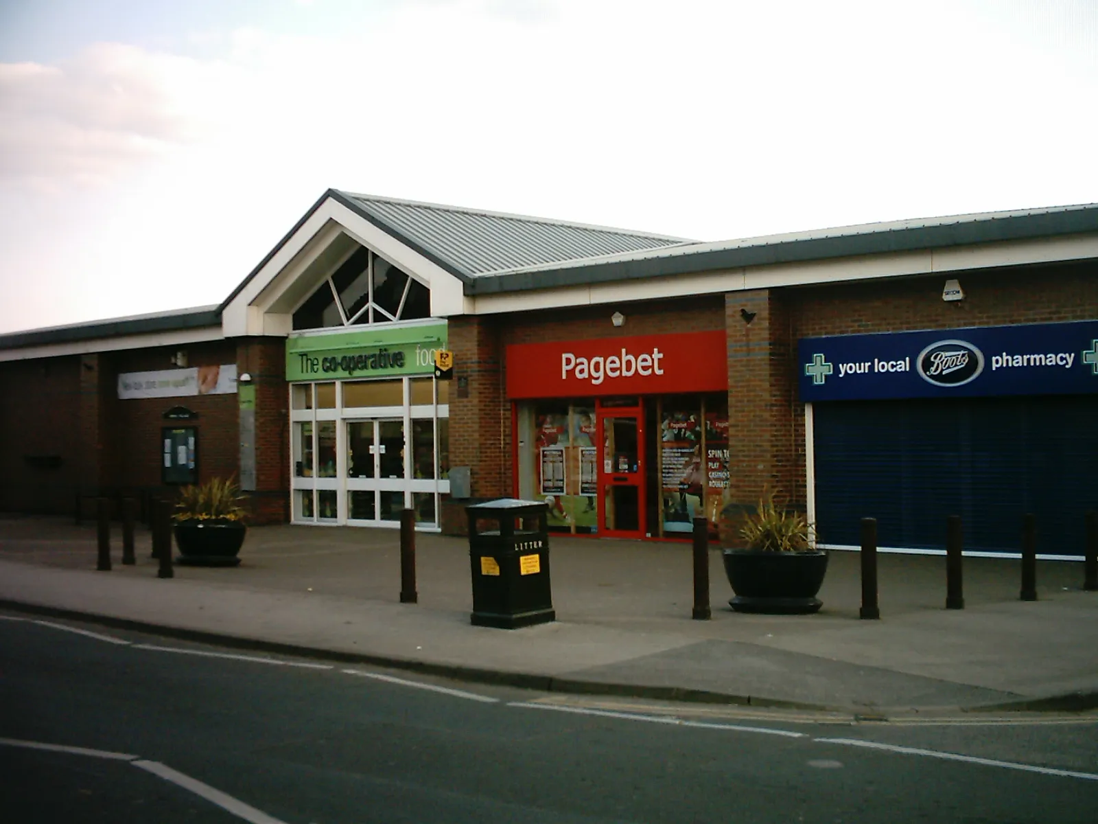 Photo showing: The Co-operative in Kippax, West Yorkshire taken on the Evening of the 1st April 2009.