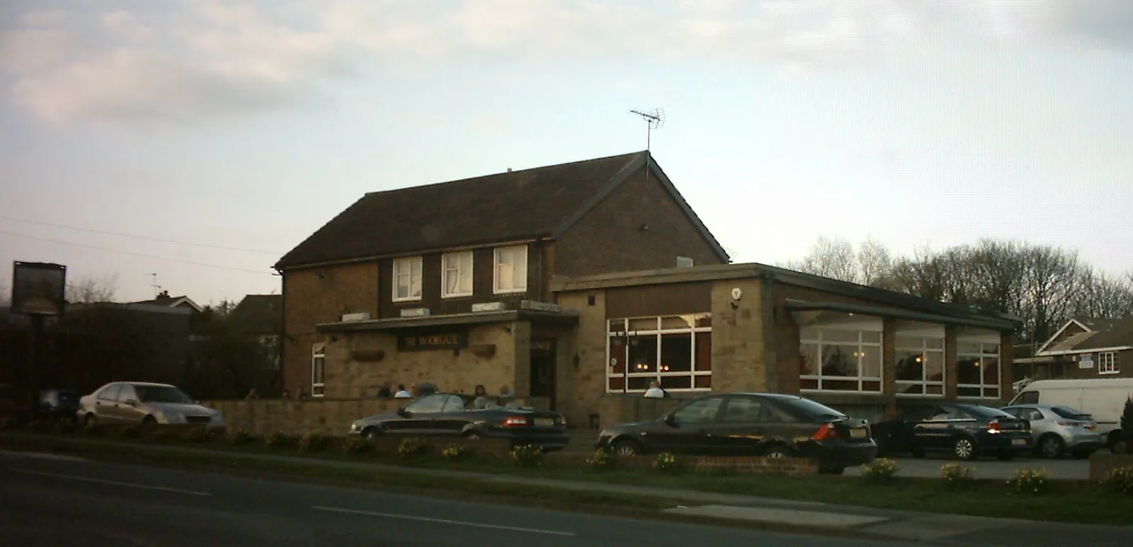 Photo showing: The Moorgate public house on Leeds Road in Kippax, West Yorkshire.  This image was taken on the evening of the 1st April 2009.