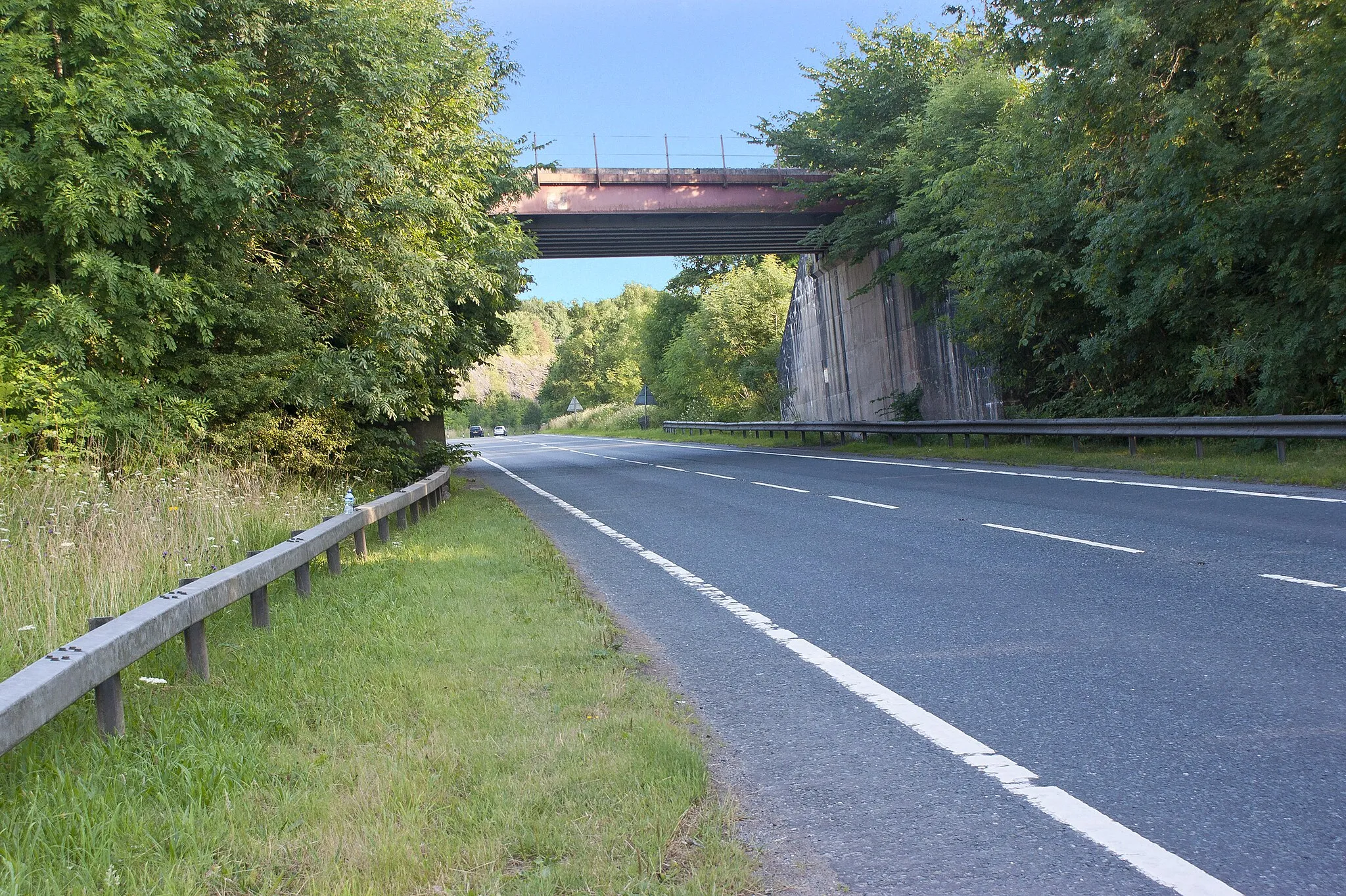 Photo showing: A rail bridge over the A59