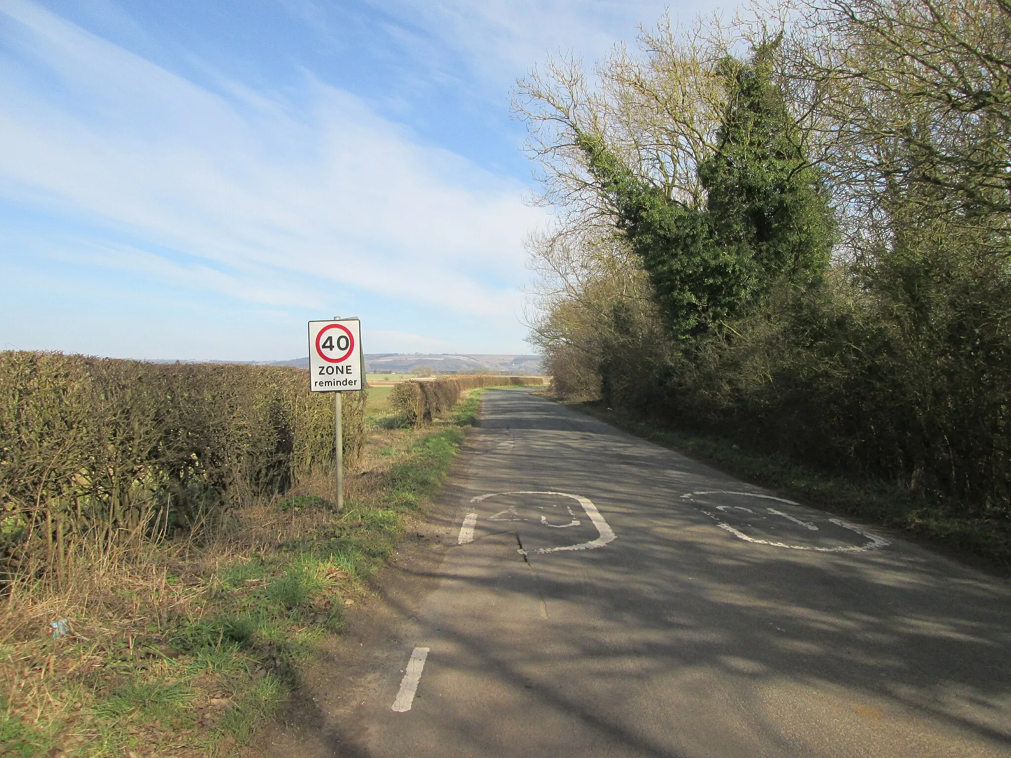 Photo showing: A  40  MPH  reminder  on  the  road  to  Fangfoss
