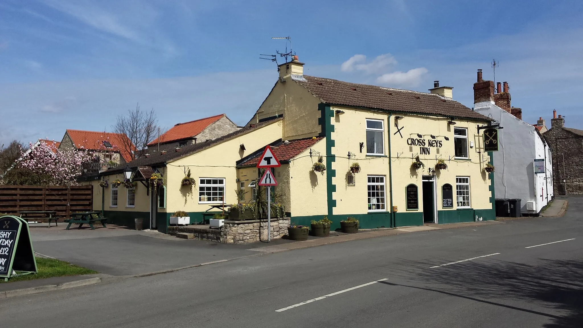 Photo showing: View of the Cross Keys in April 2015