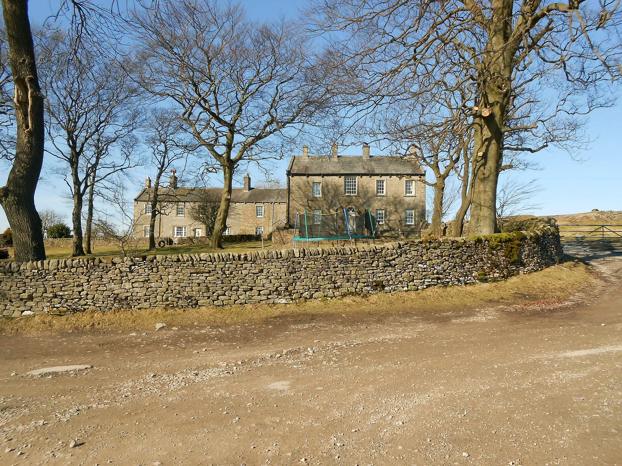 Photo showing: Buildings at Yarnbury