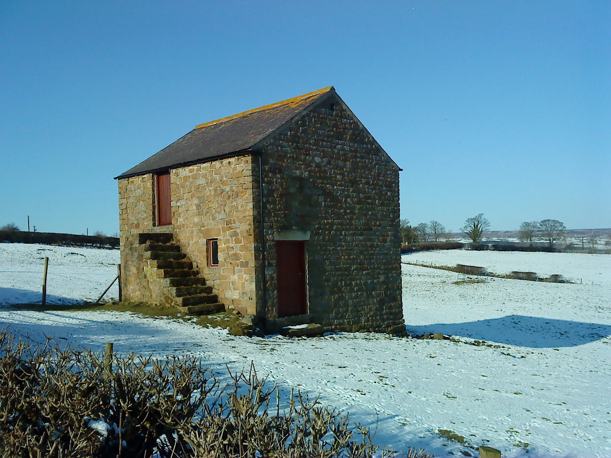 Photo showing: Barn on Hogerston Hill Tidy barn on a snowy hillside near Dallowgill.