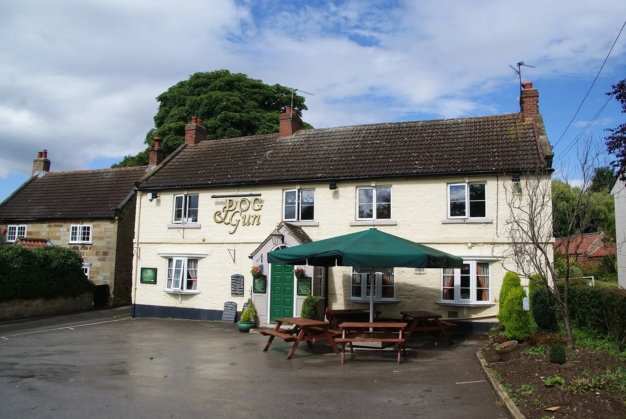 Photo showing: Dog & Gun, Knayton