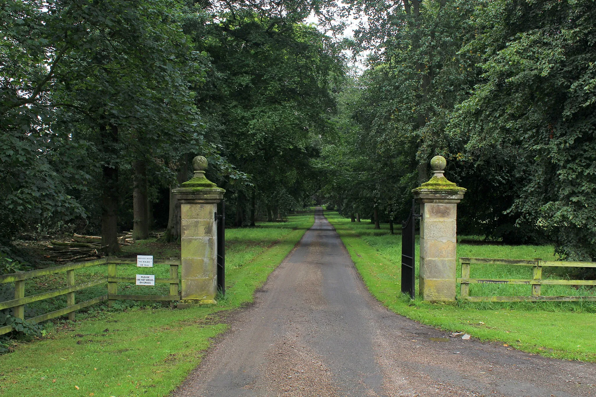 Photo showing: Gateway to Langton Hall in Little Langton in the North Riding of Yorkshire