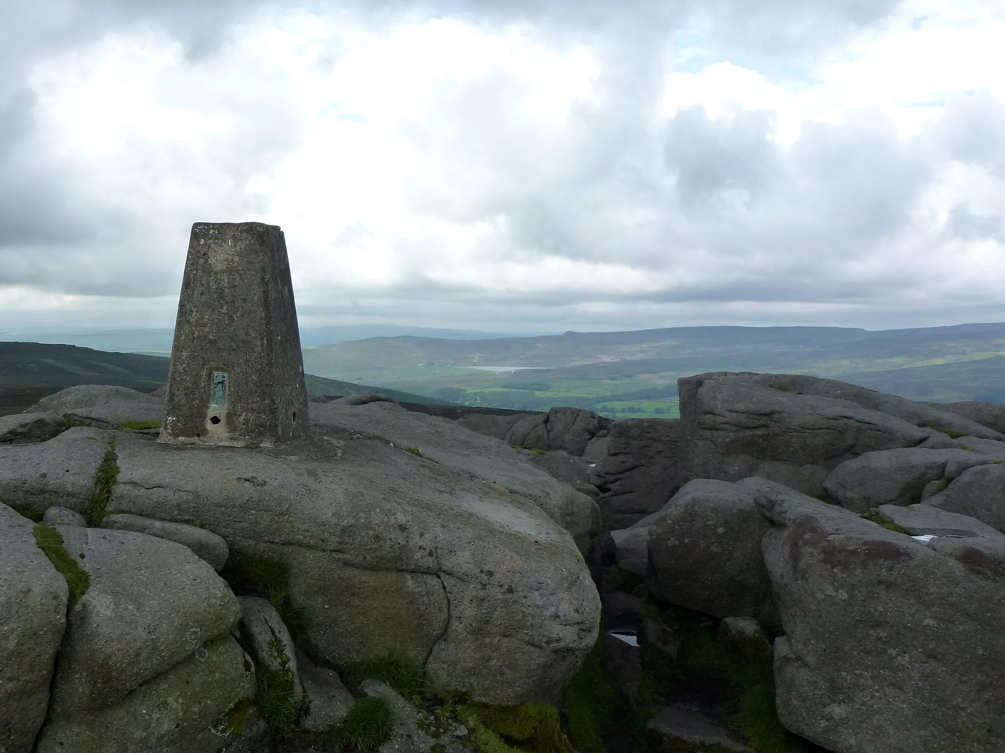 Photo showing: Summit rocks and Trig Point on Simon's Seat 1591'/485m