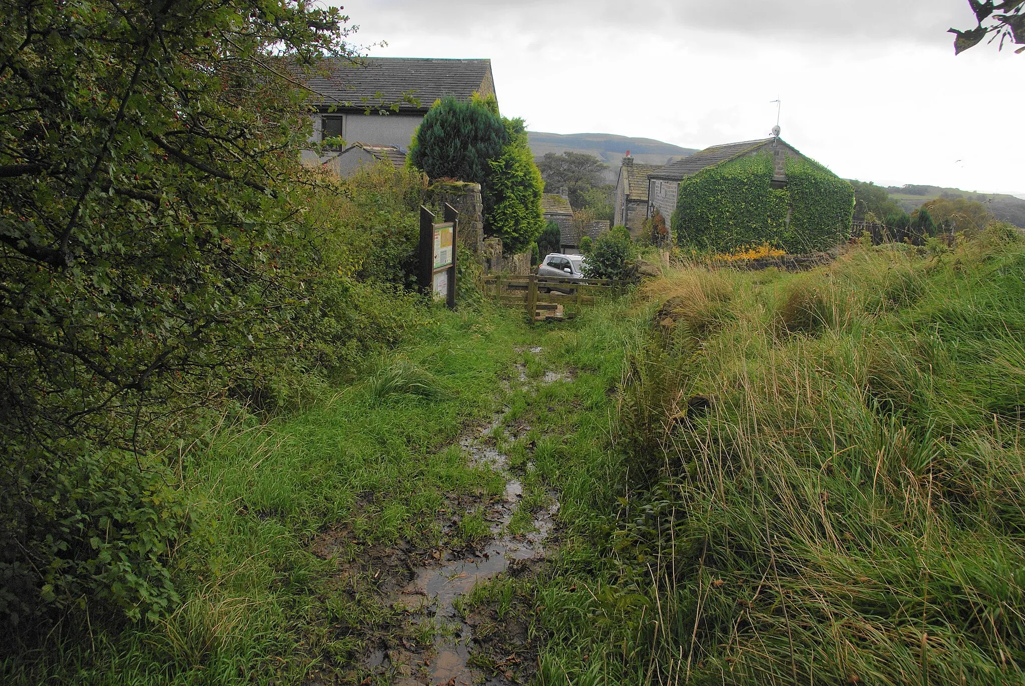 Photo showing: Path arriving at Eastby