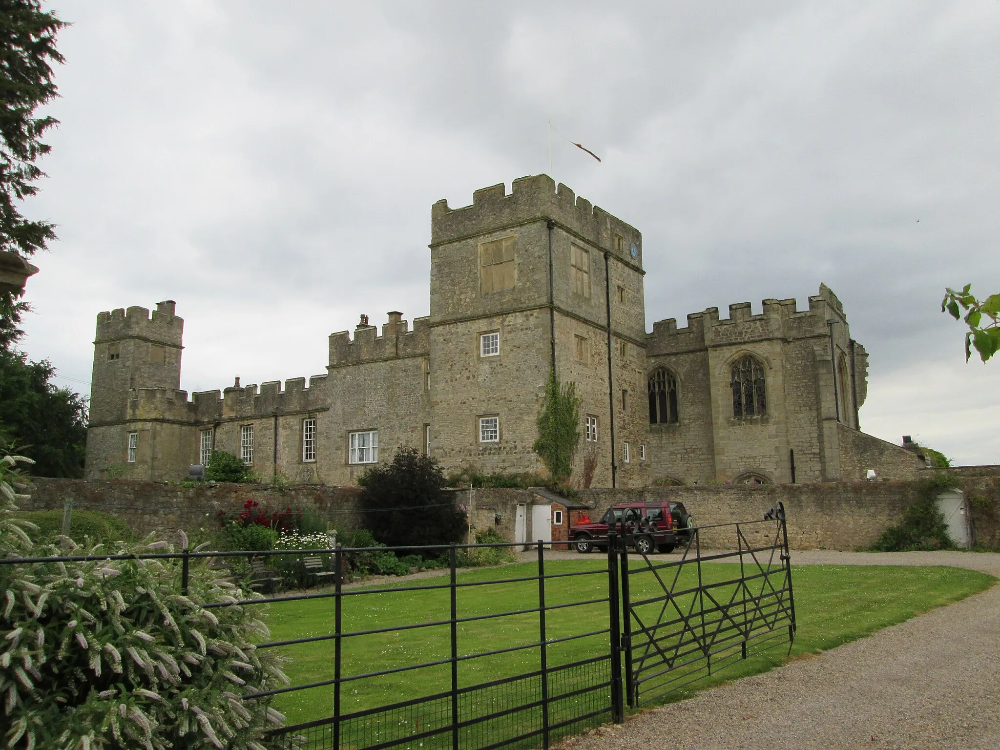 Photo showing: Snape  Castle  part  lived  in  part  ruin