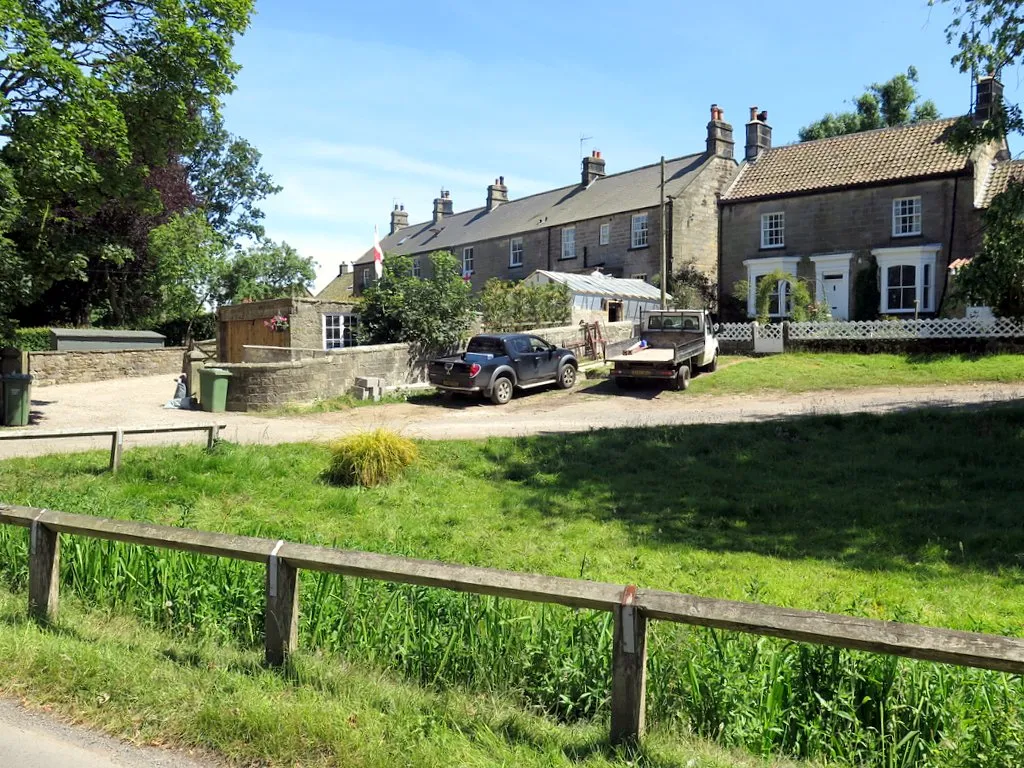 Photo showing: Houses between Brook Lane & Easton Lane, Ainthorpe