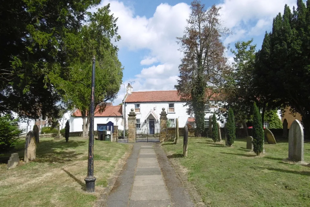 Photo showing: Churchyard, Stainton