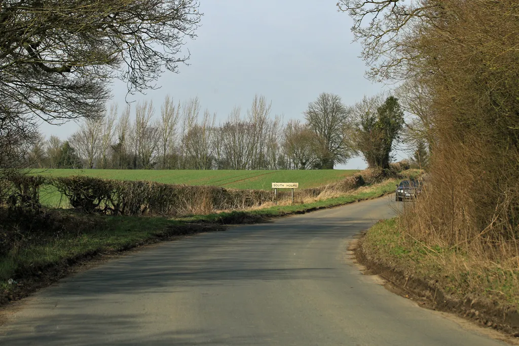 Photo showing: Entering South Holme